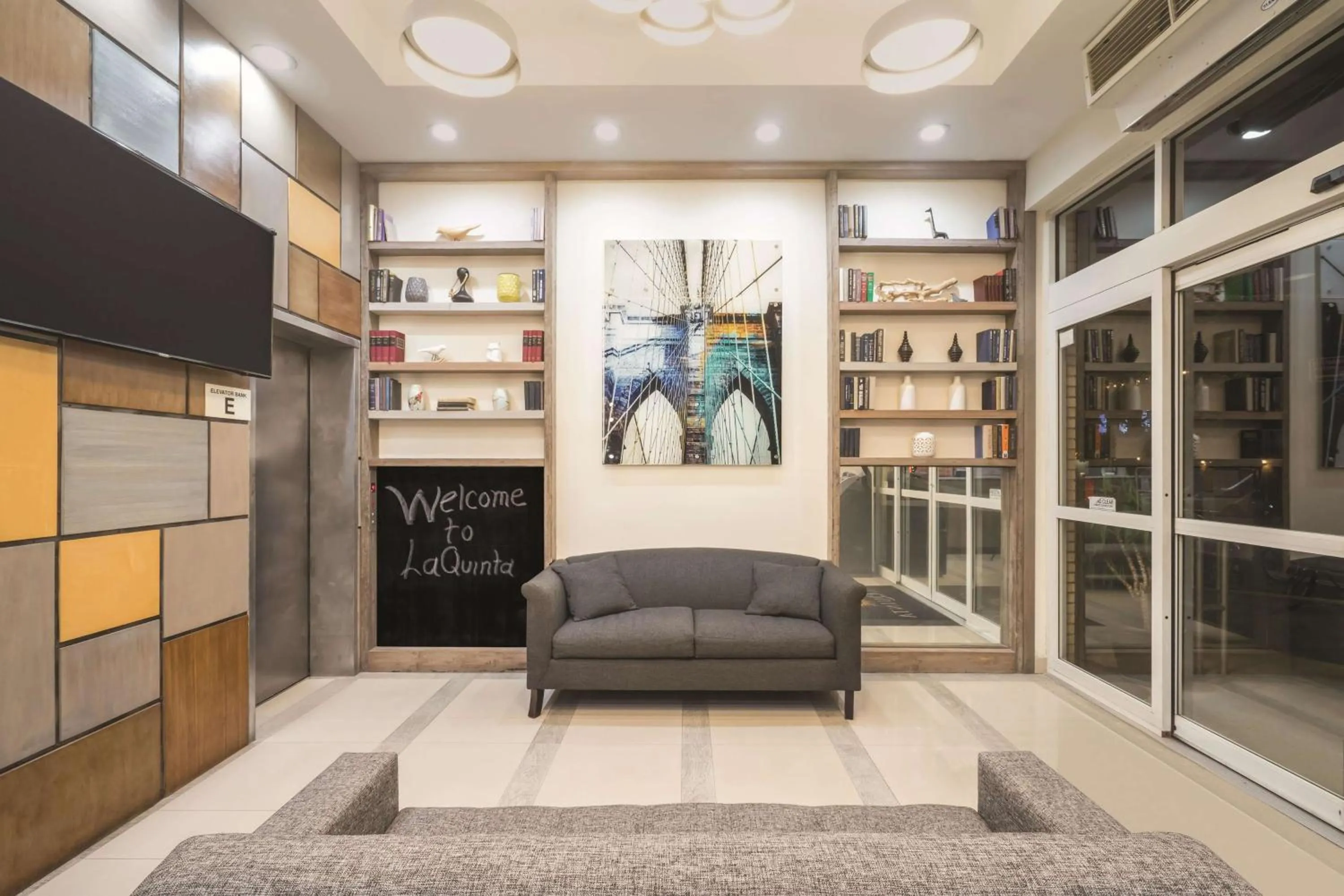 Lobby or reception in La Quinta by Wyndham Brooklyn Downtown
