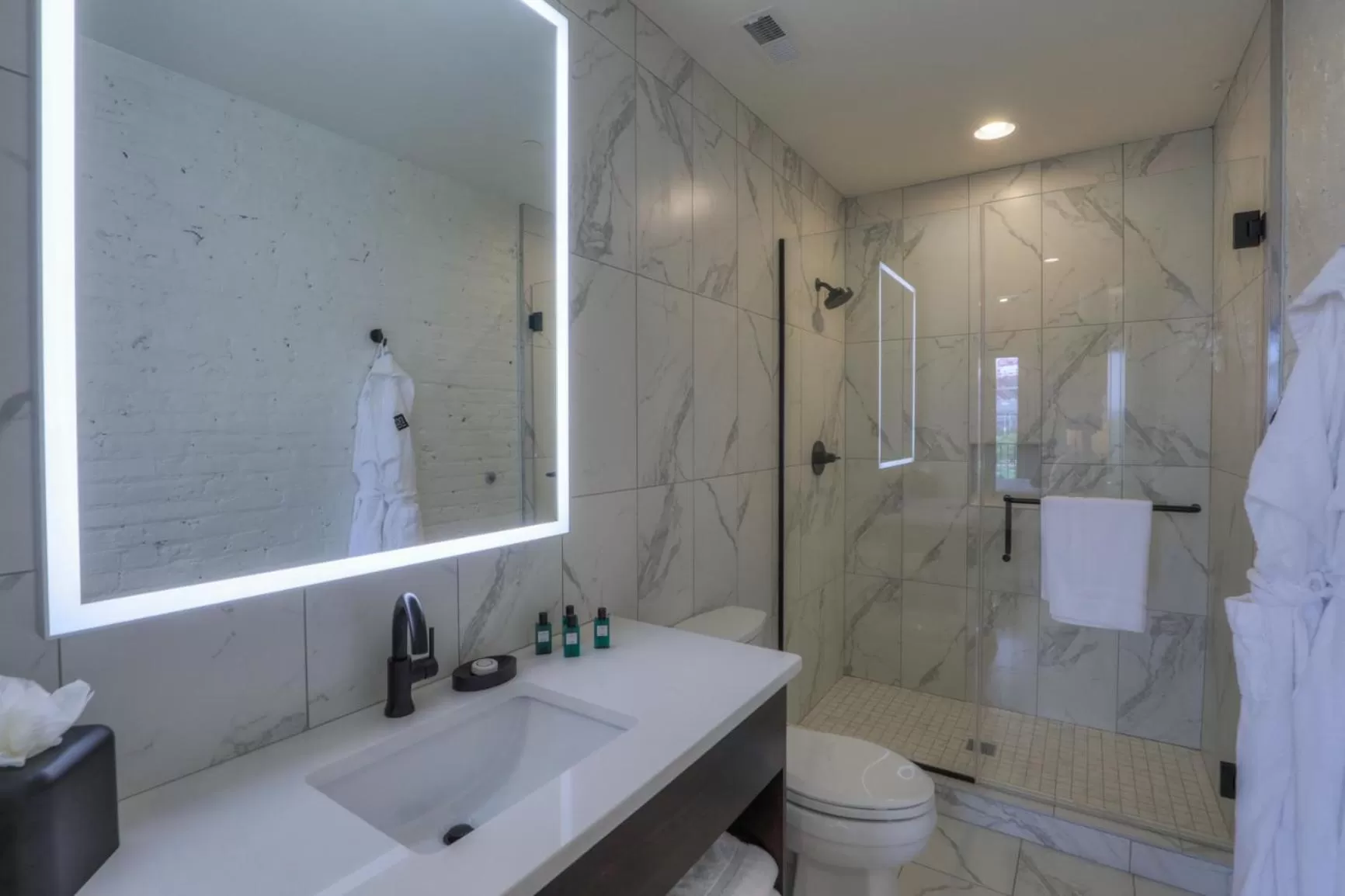 Toilet in Studio 154 Hotel