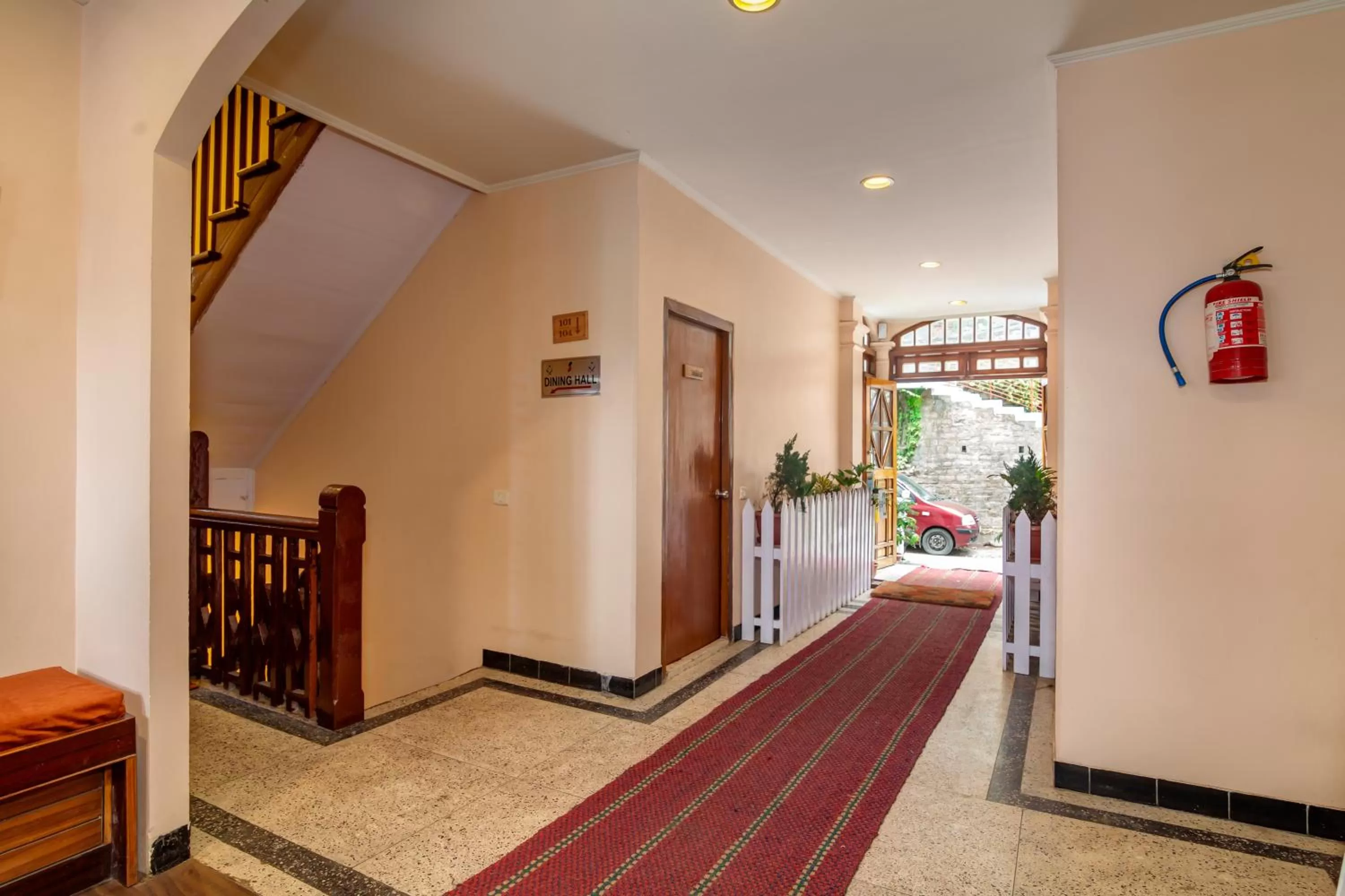 Lobby or reception in Muscatel Spring Burn - 100 Mts from Mall Road