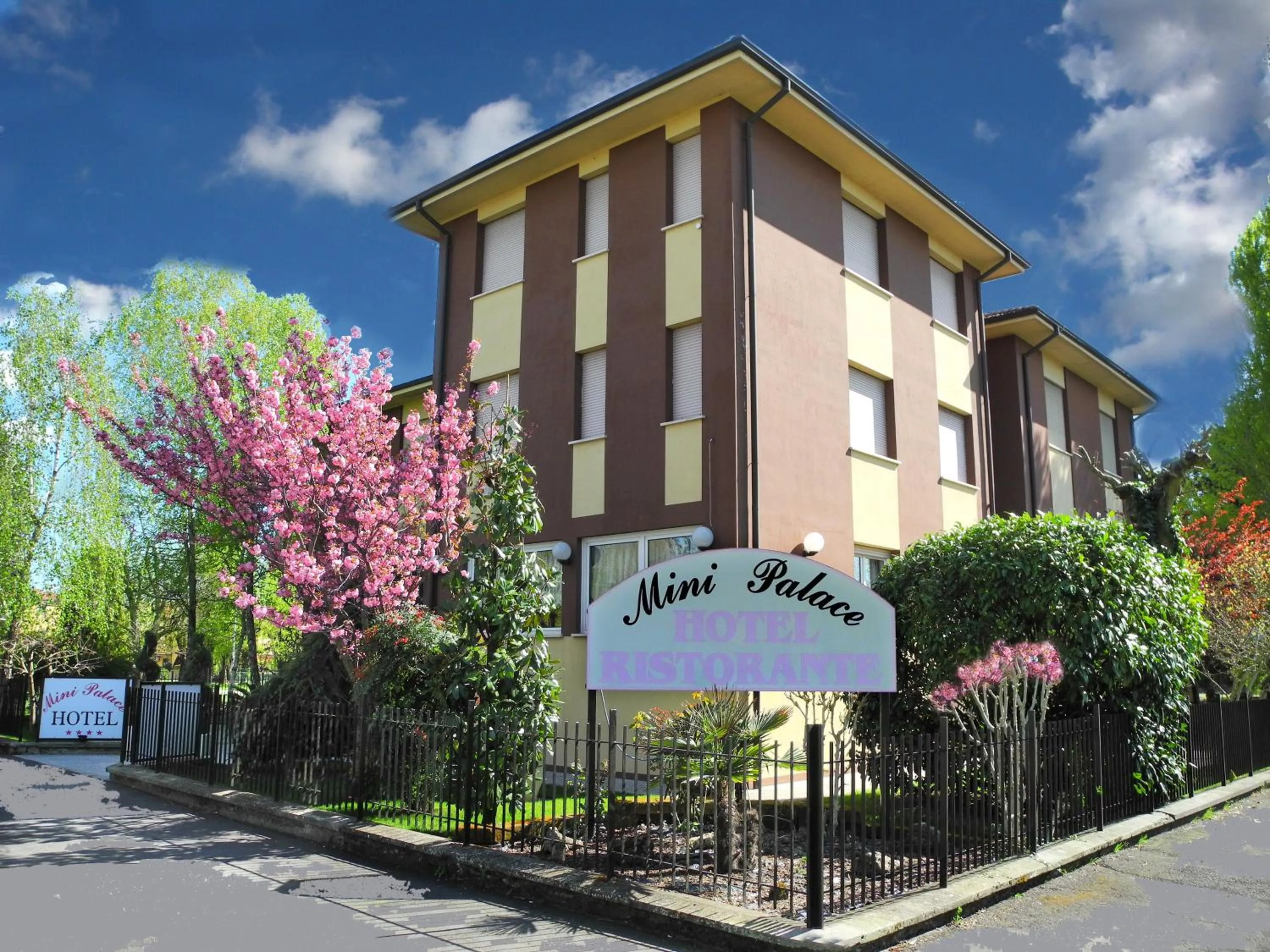 Facade/entrance in Hotel Mini Palace - Country House