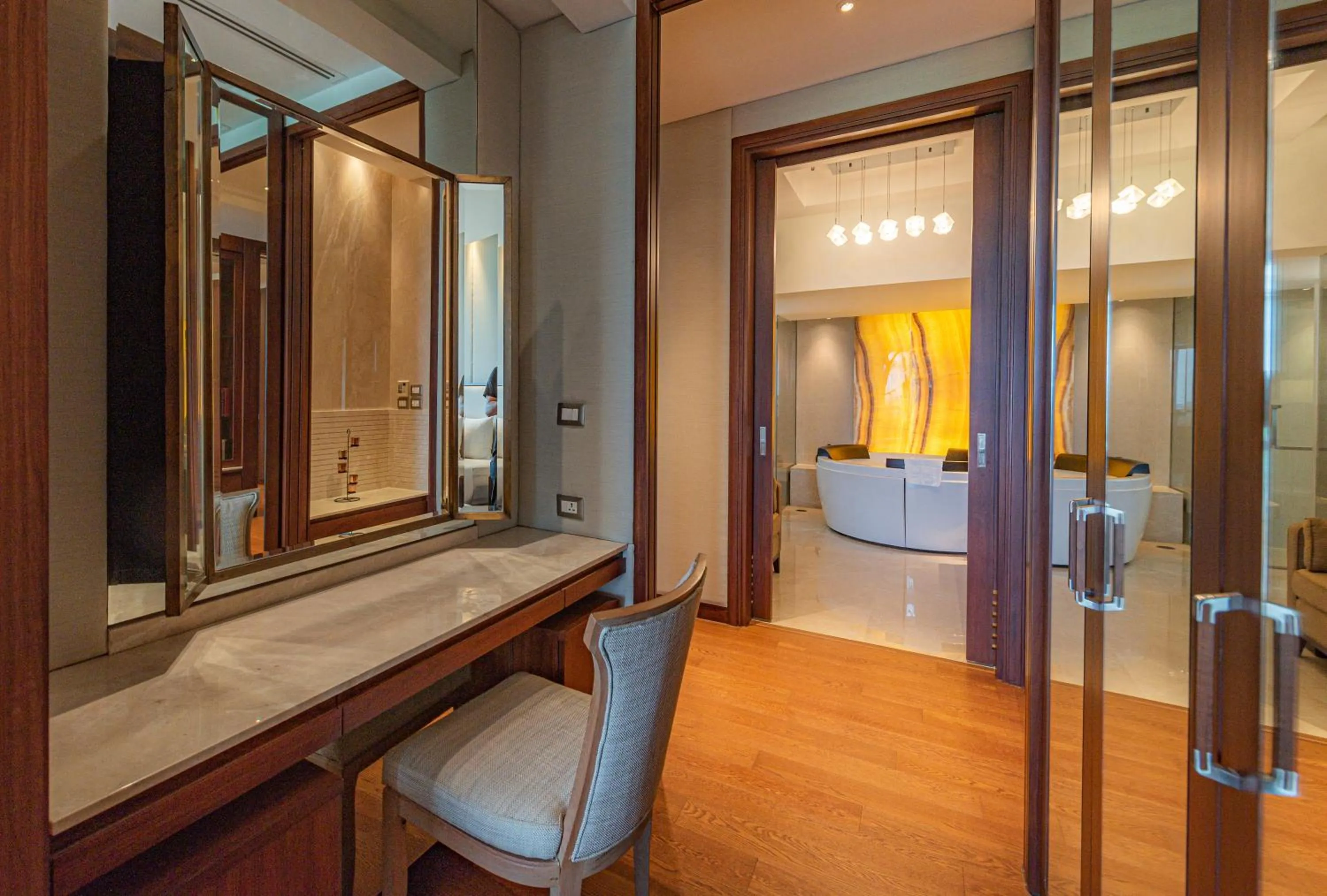 Bedroom, Bed in Summit Windmill Golf Suite Hotel at Suvarnabhumi