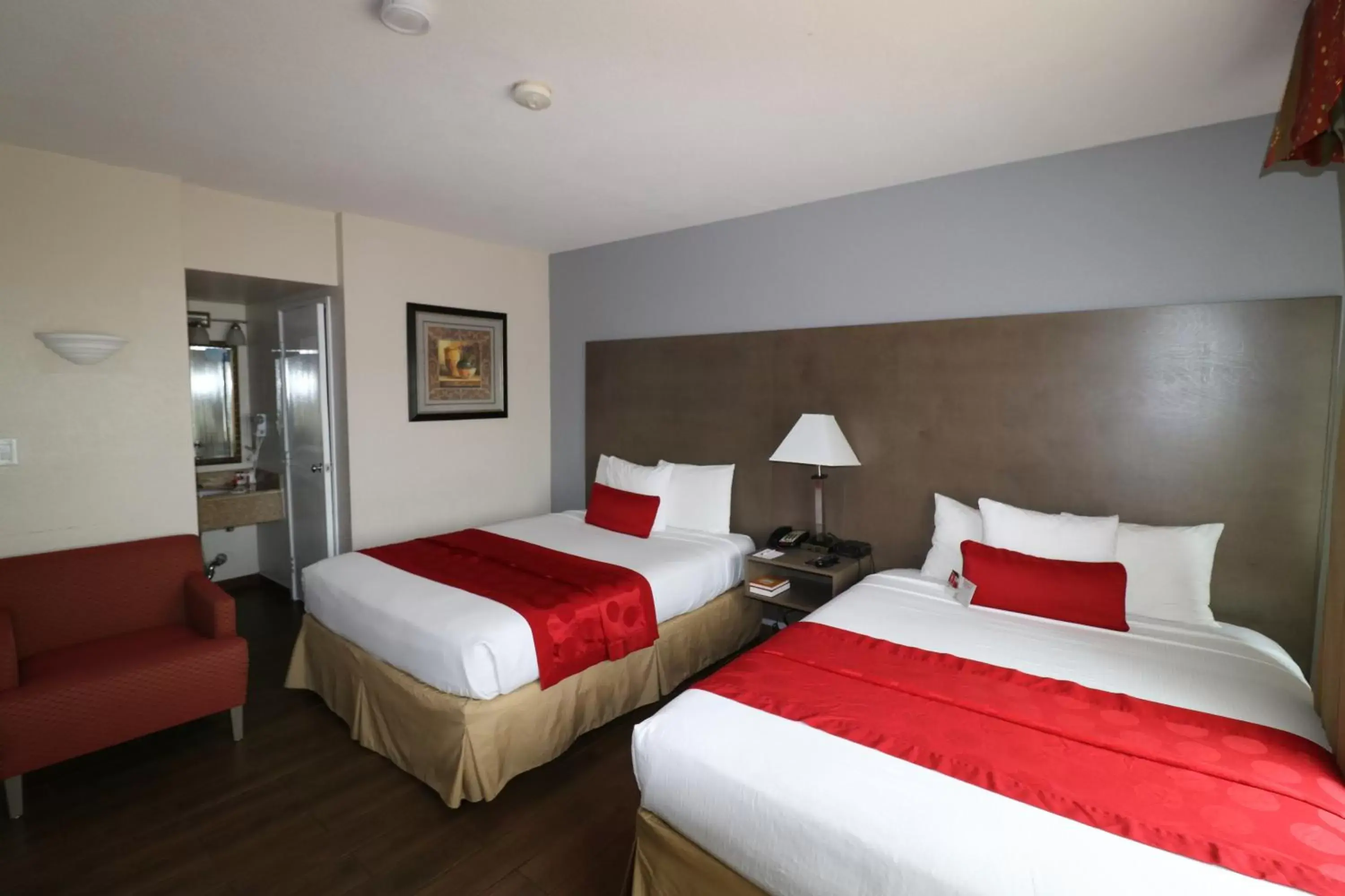 2 Queen Beds, One-Bedroom, Mobility/Hearing Impaired Accessible, Non-Smoking in Ramada by Wyndham San Diego Airport 2 Queen Beds, One-Bedroom, Mobility/Hearing Impaired Accessible, Non-Smoking in Ramada by Wyndham San Diego Airport