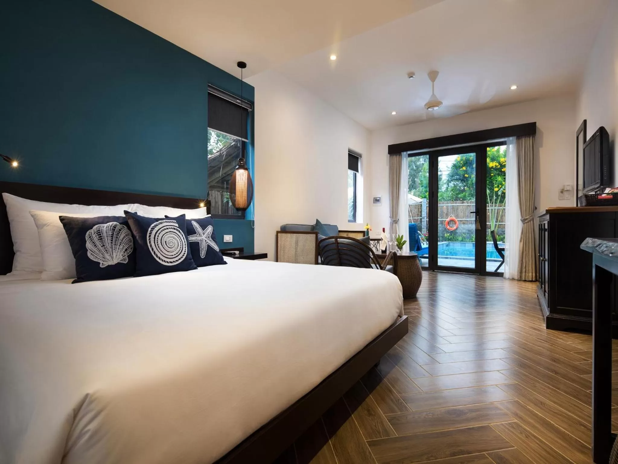 Photo of the whole room, Bed in The Blue Alcove Hotel