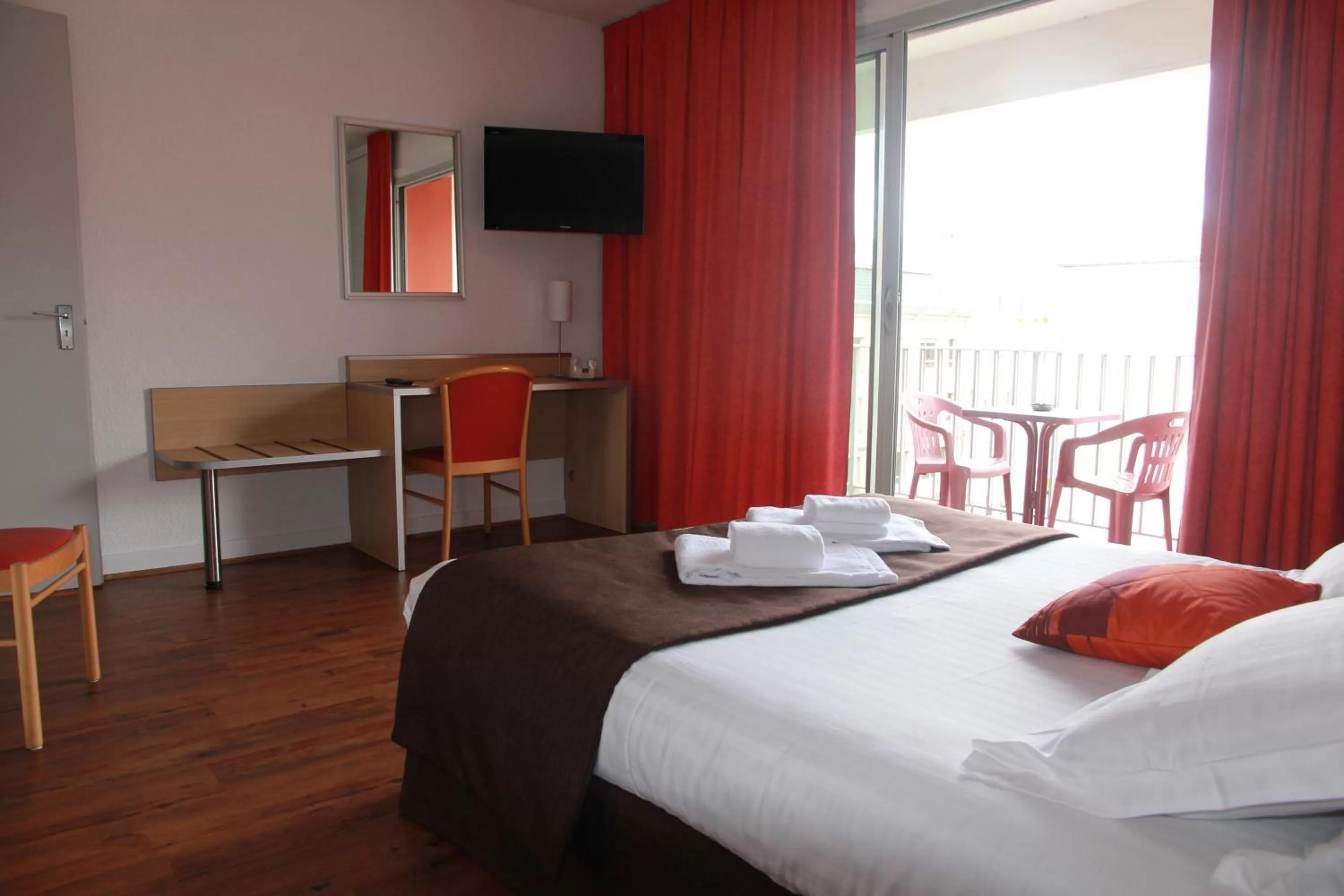 Standard Double Room (1-2 adults) in Cit'hôtel Le Chris'tel hôtel et restaurant