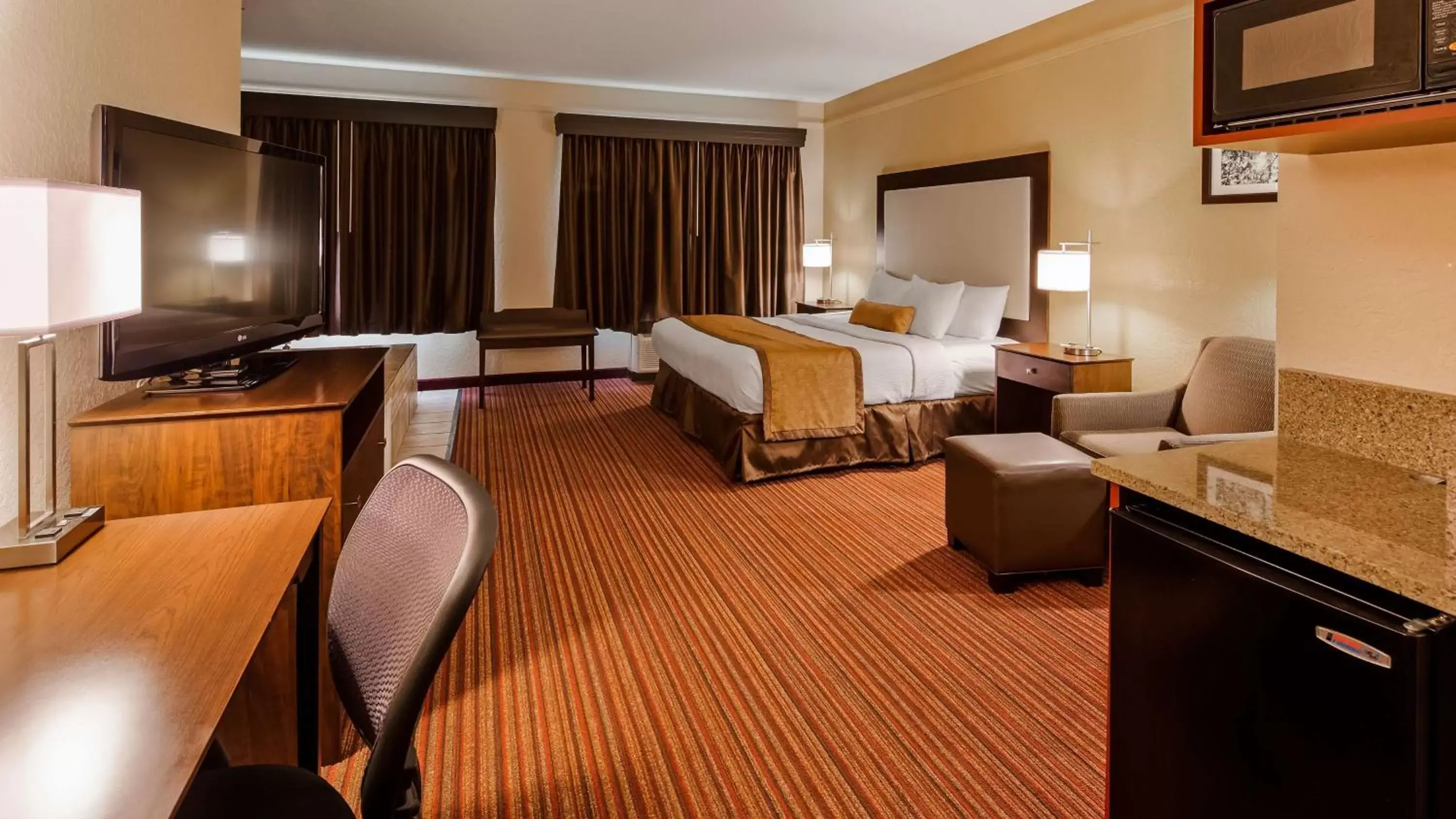 Queen Suite with Spa Bath - Non Smoking in Best Western Plus Strawberry Inn & Suites Queen Suite with Spa Bath - Non Smoking in Best Western Plus Strawberry Inn & Suites