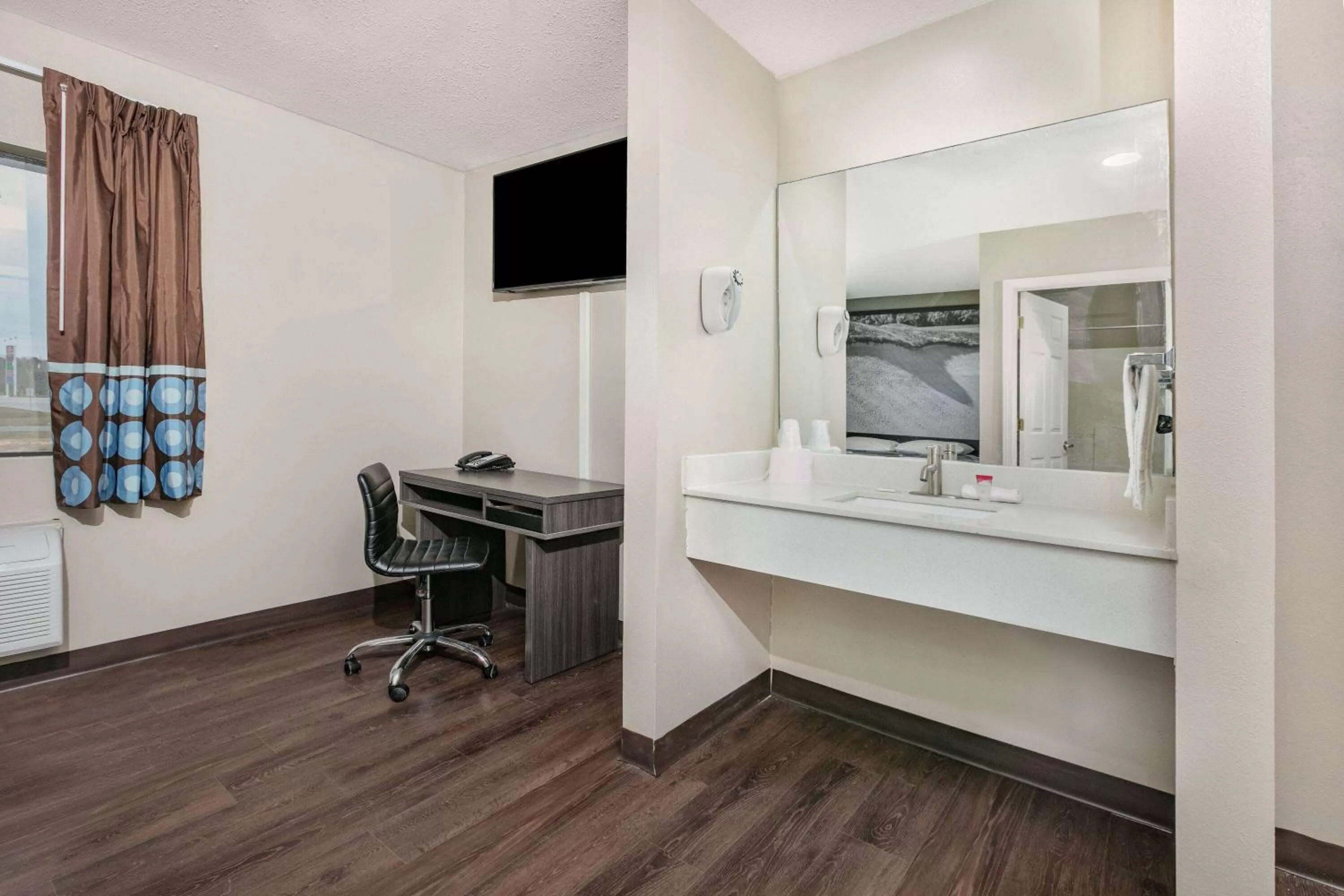 Photo of the whole room in Super 8 by Wyndham Moss Point