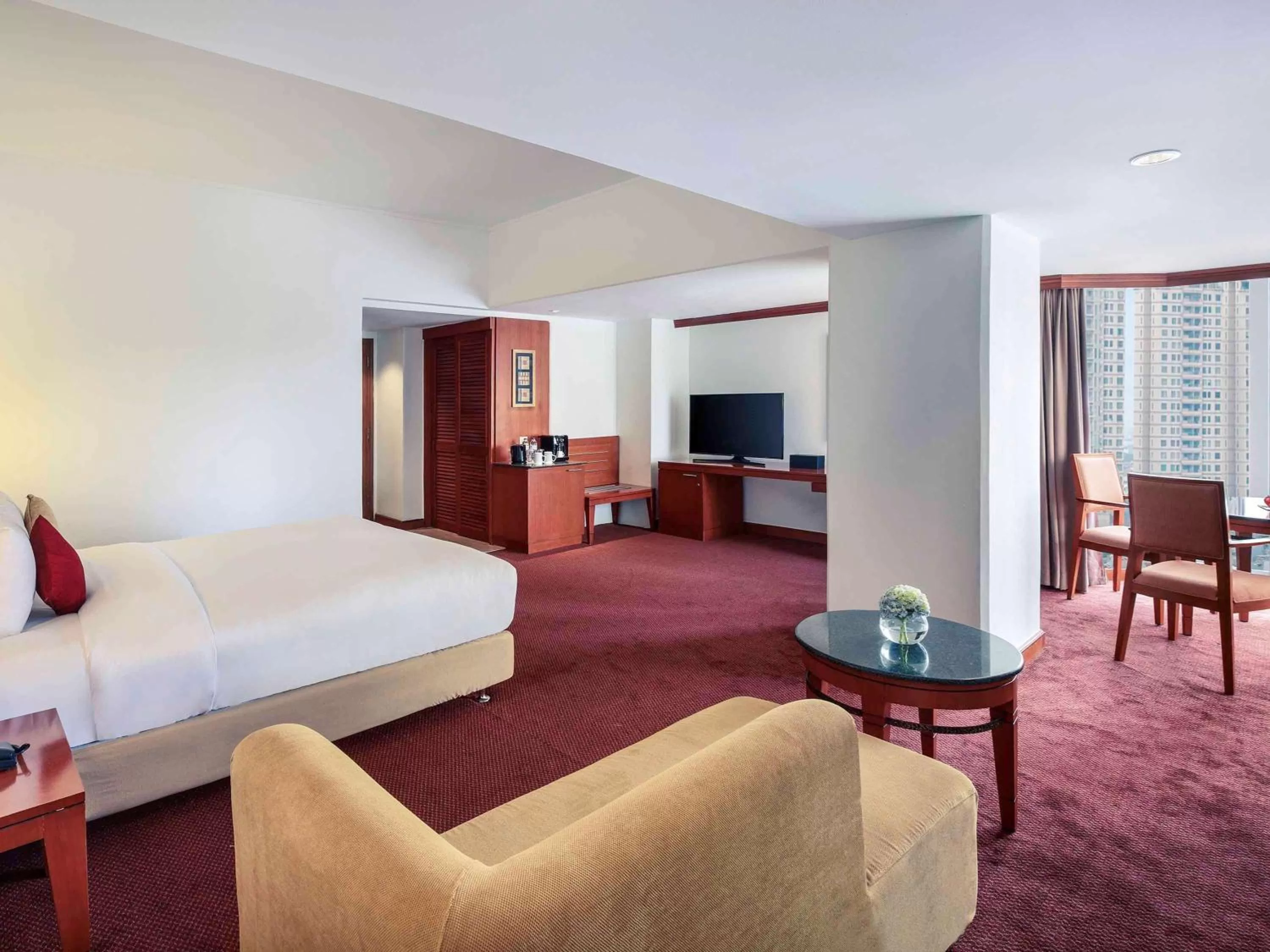 Photo of the whole room, Bed in Mercure Jakarta Kota