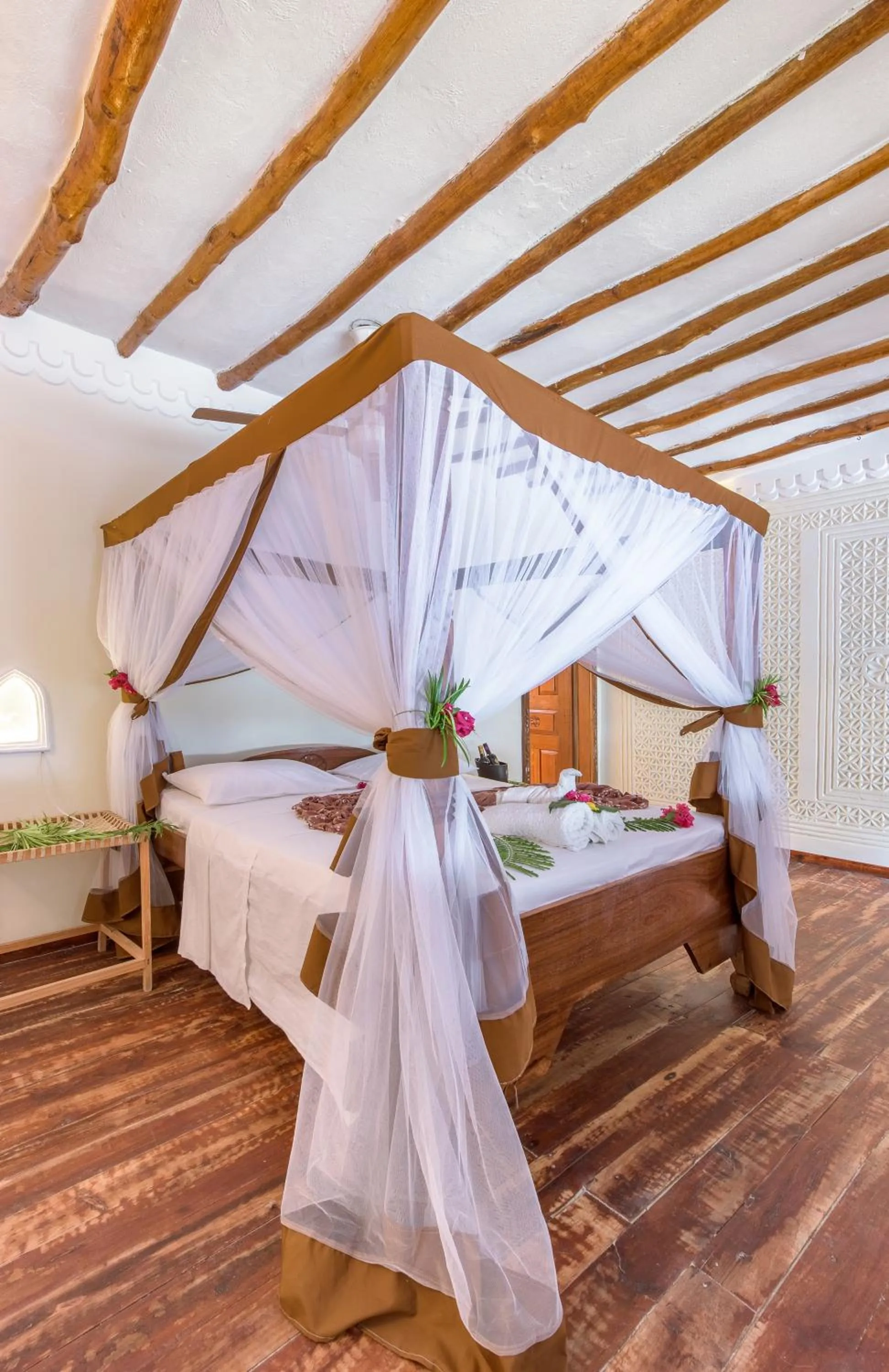 Property building, Bed in Hakuna Majiwe Beach Lodge