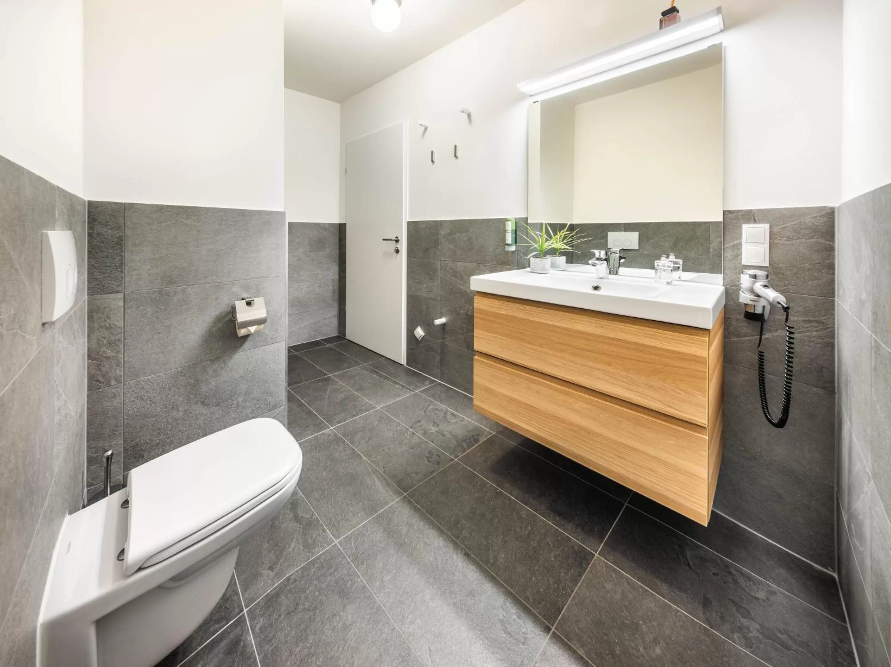 Shower in Jimmy's Apartments Lory