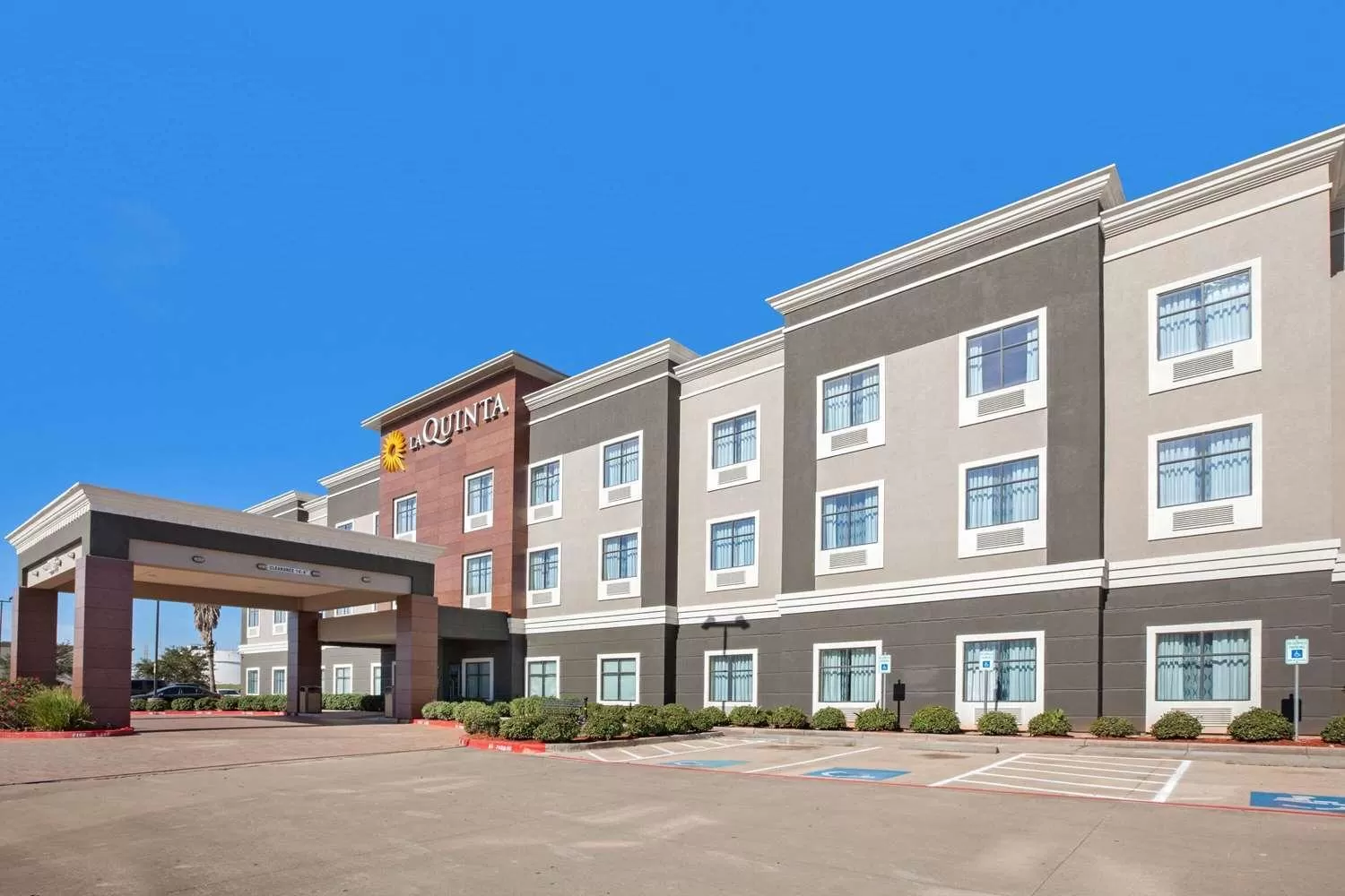 Property building in La Quinta by Wyndham Pasadena North