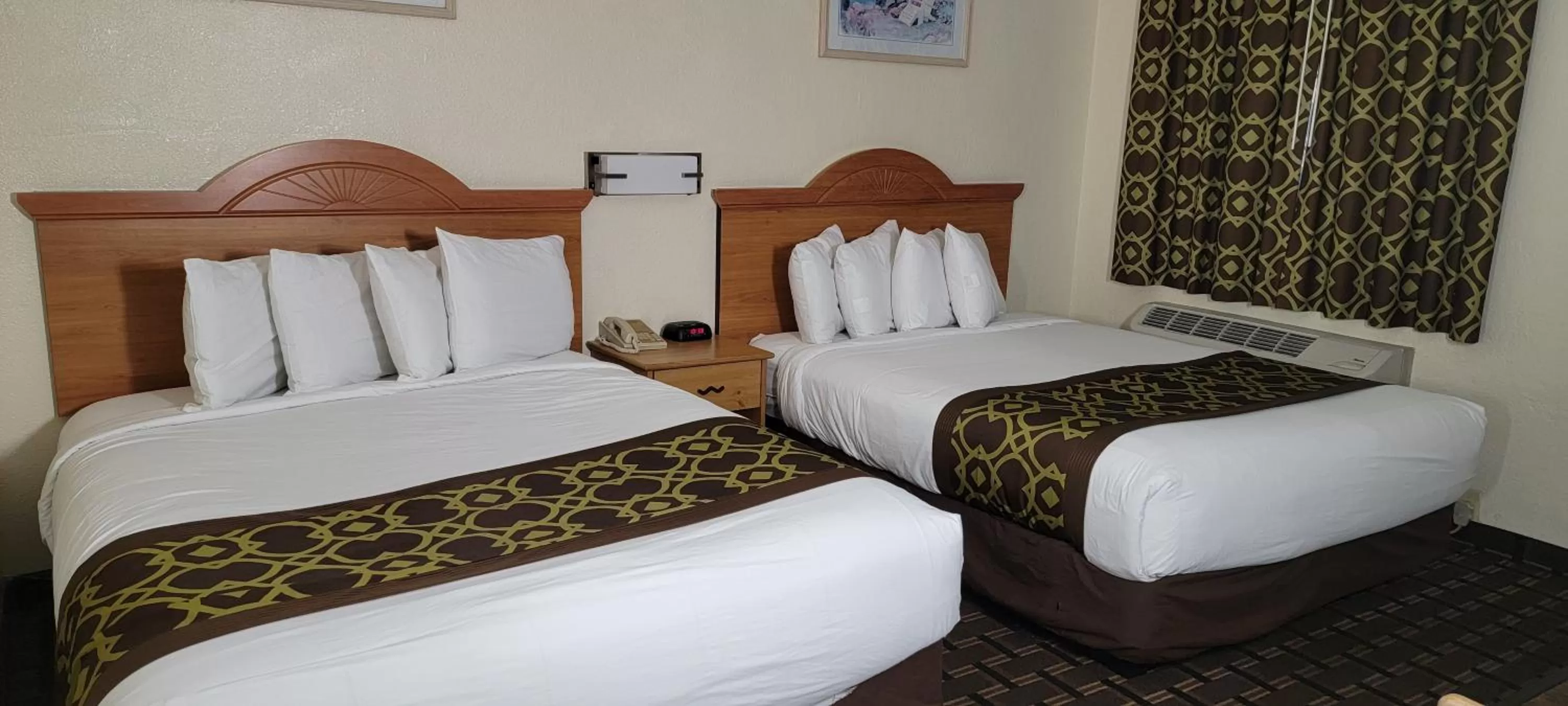 Bedroom, Bed in Riverside Inn & Suites Santa Cruz