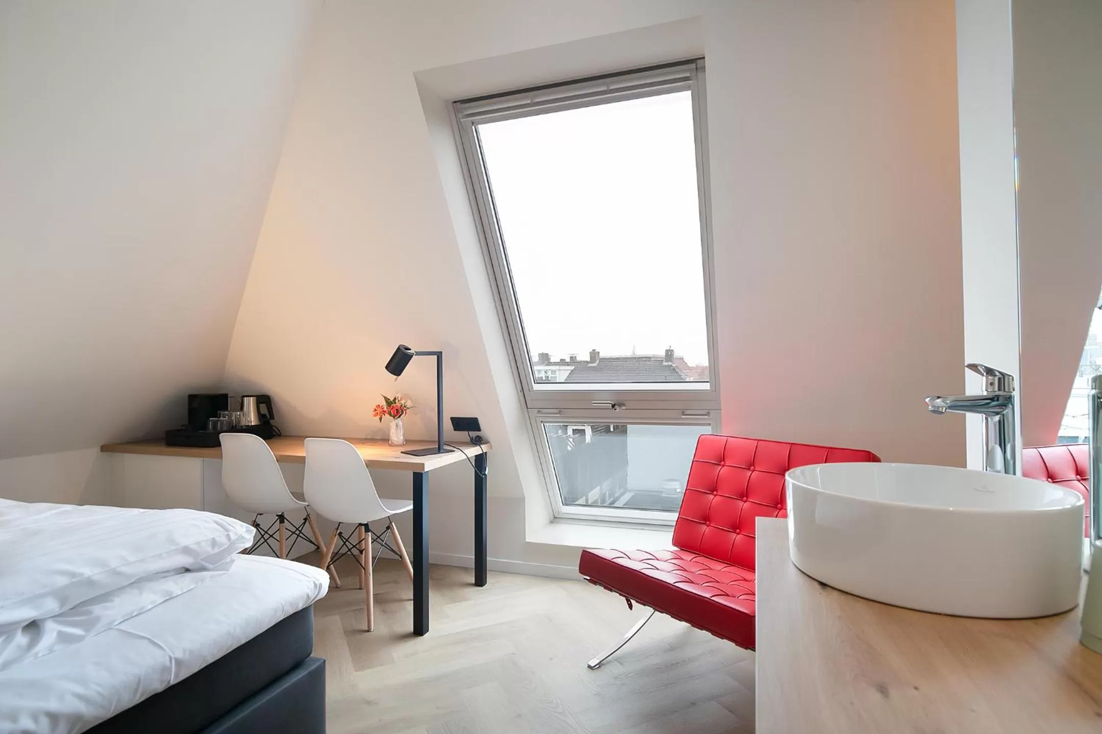 Living room, Bed in Snoozz Hotels Bolsward Boutique hotel zonder receptie met digitale sleutel