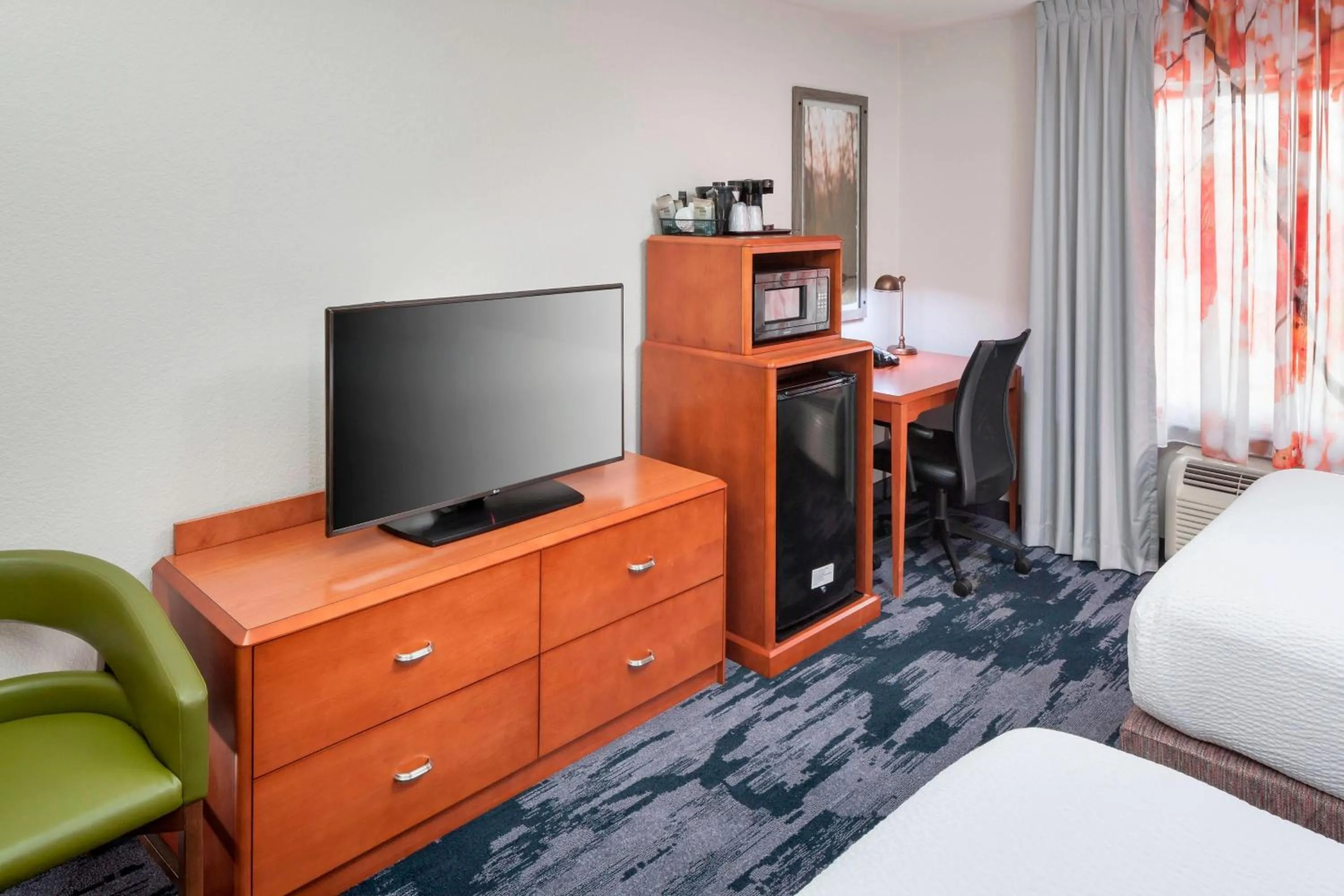 Photo of the whole room, Bed in Fairfield Inn & Suites by Marriott Austin Parmer Tech Ridge