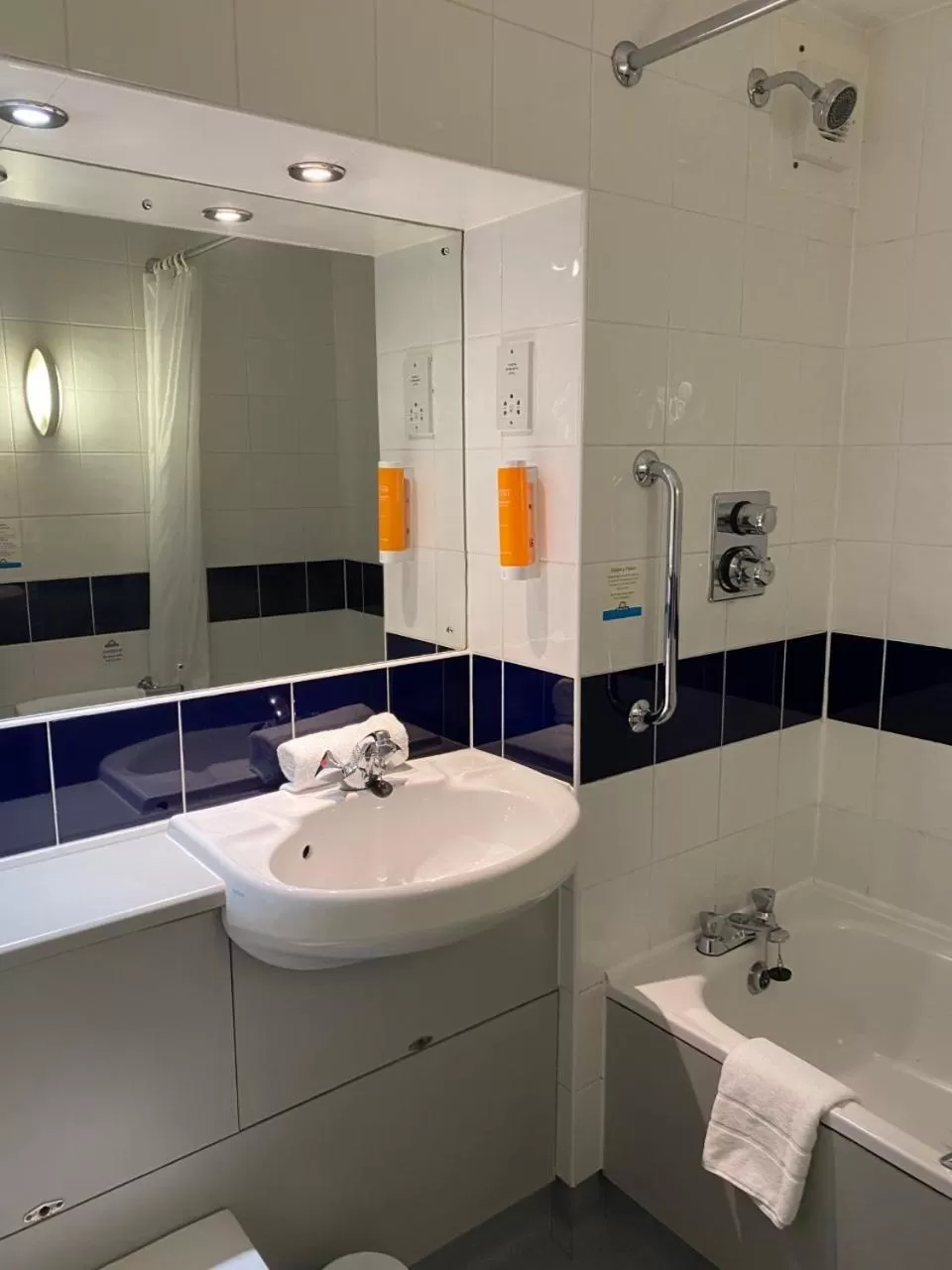 Shower in Days Inn Michaelwood M5