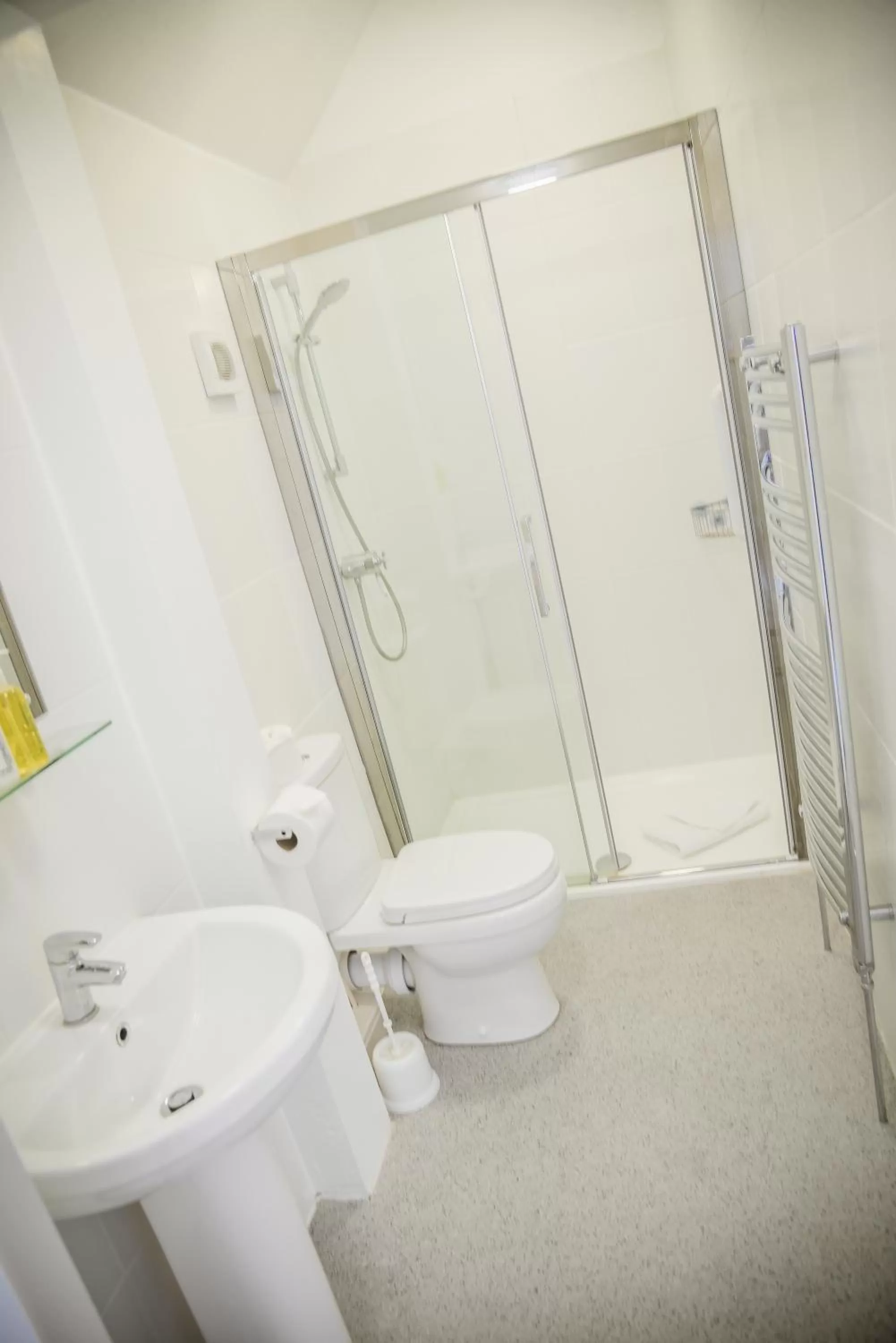 Shower in The Woodlands Hotel