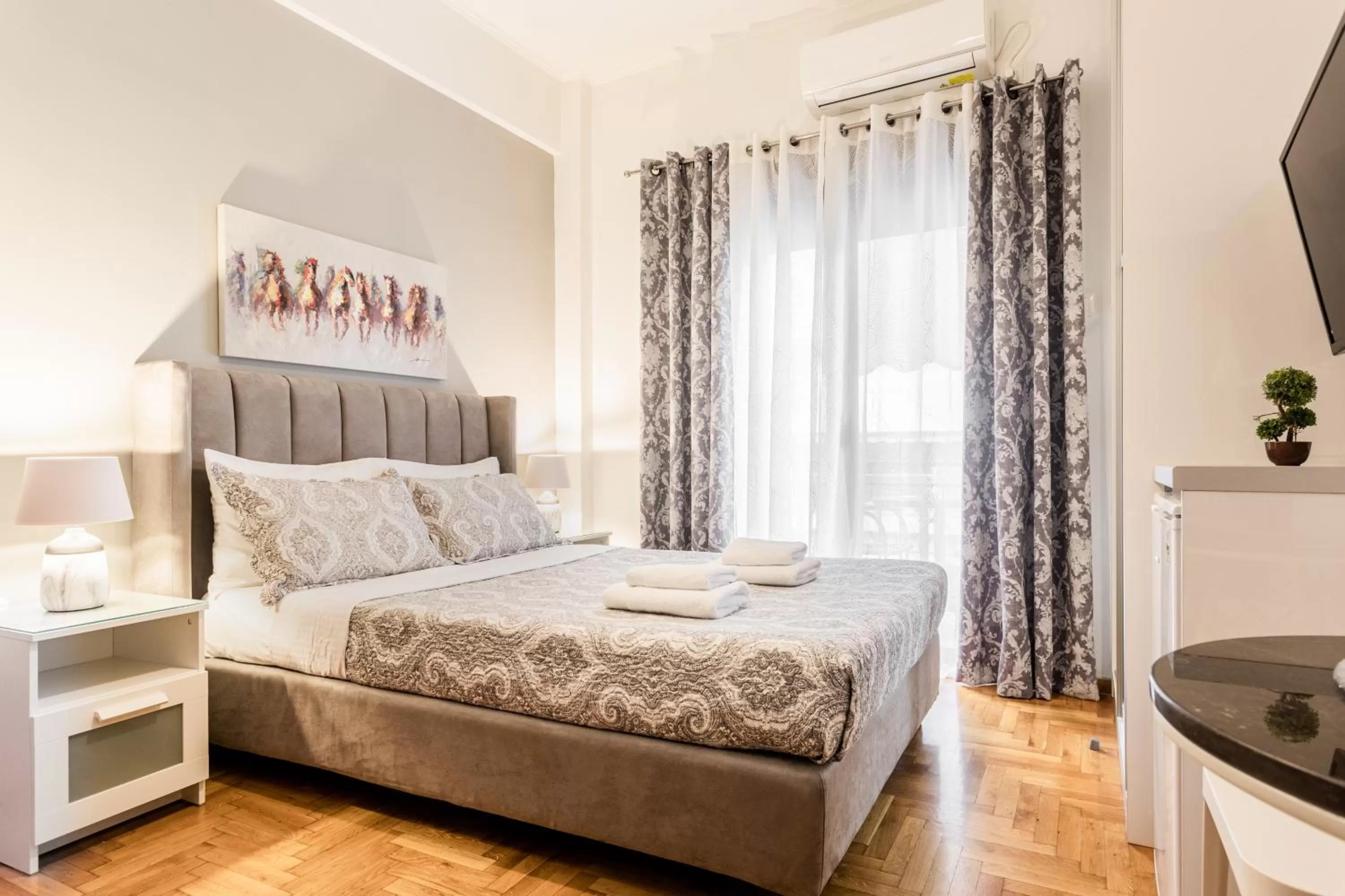 Bed in Nicholas Point Apartments and Rooms