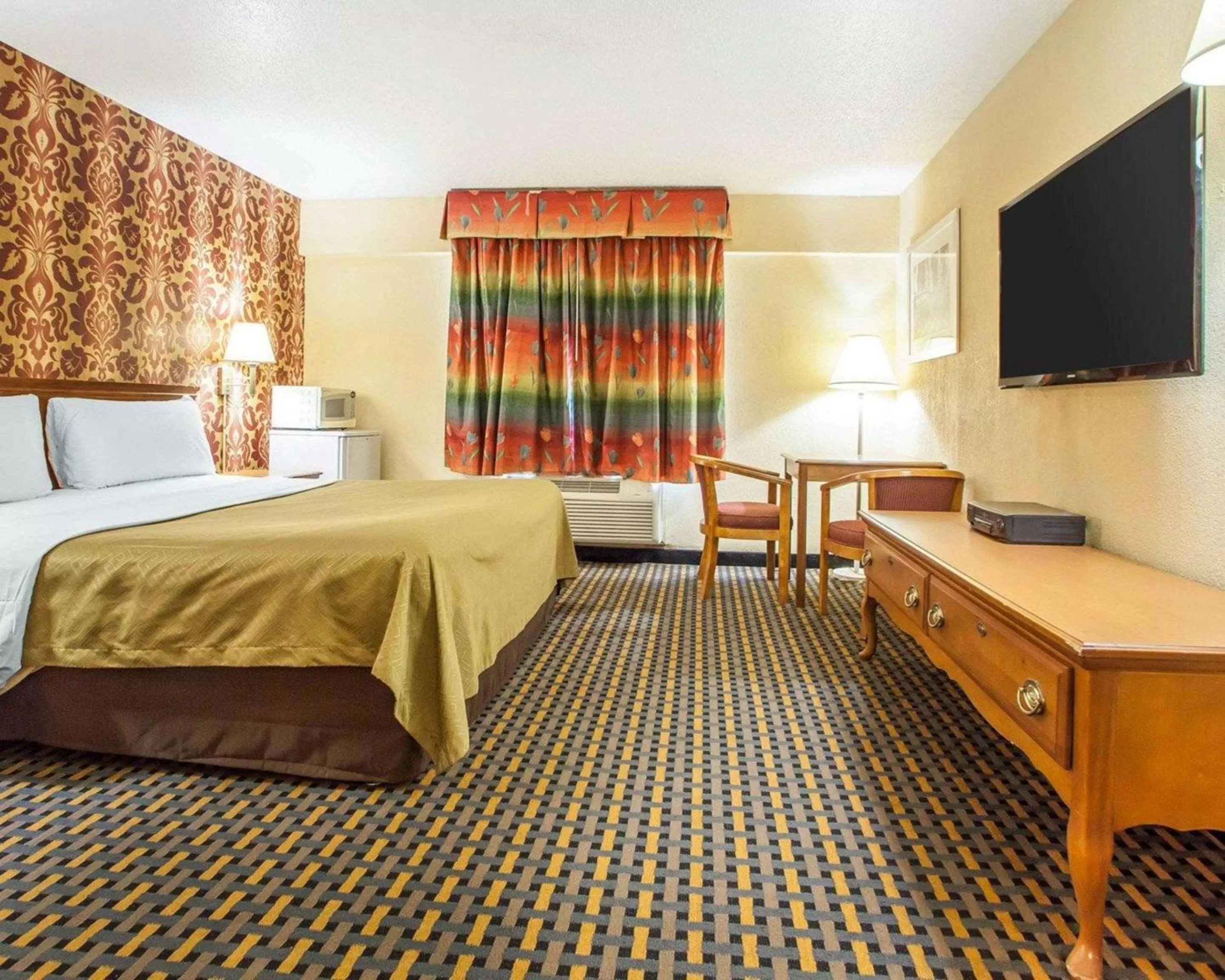 Photo of the whole room, Bed in Days Inn by Wyndham Jersey City