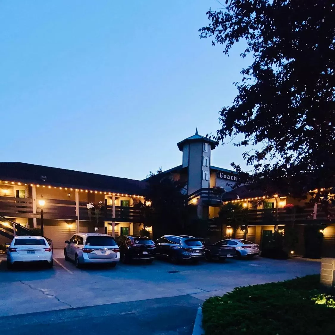 Property building in Coachman Inn Oak Harbor