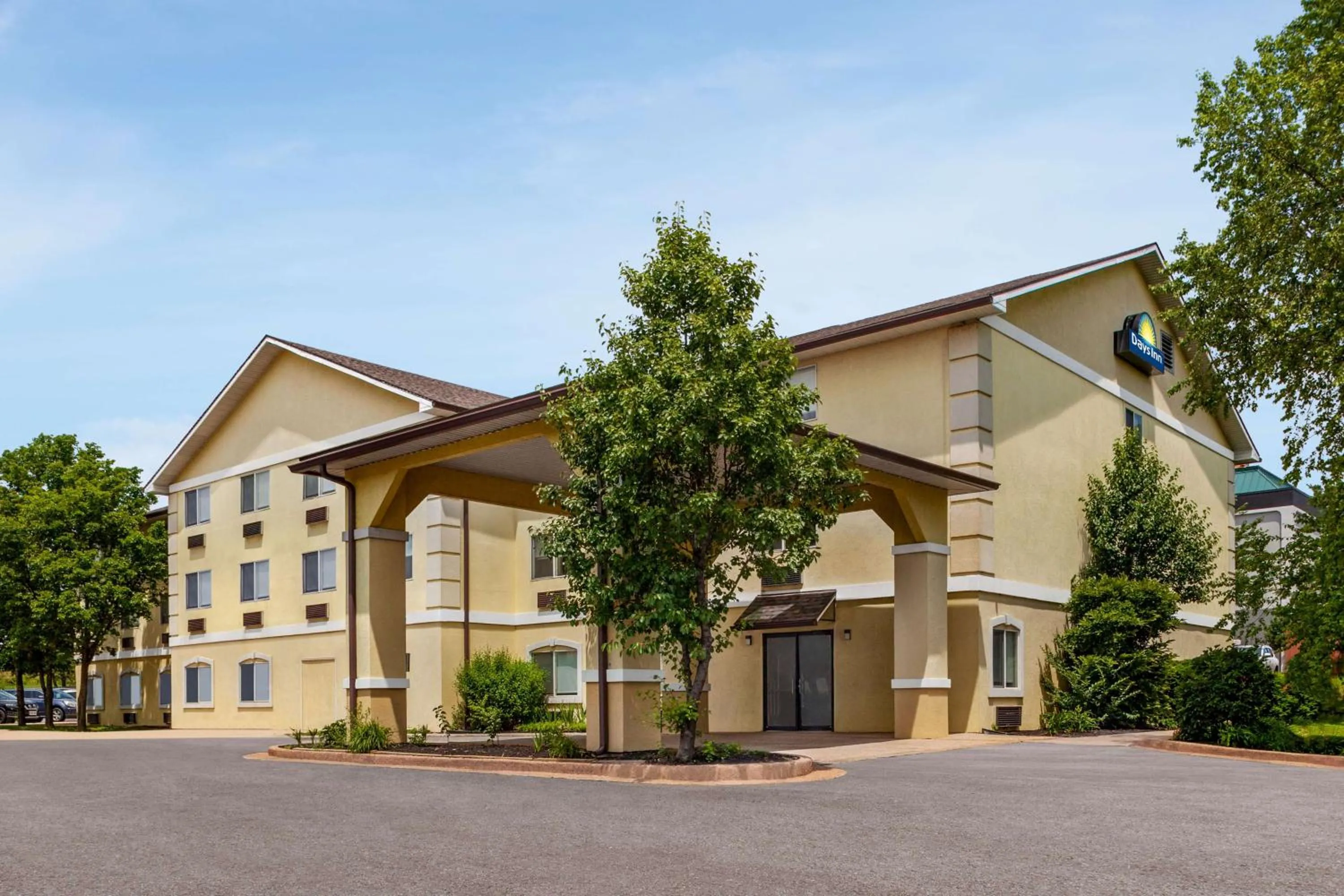 Property building in Days Inn by Wyndham Kansas City International Airport