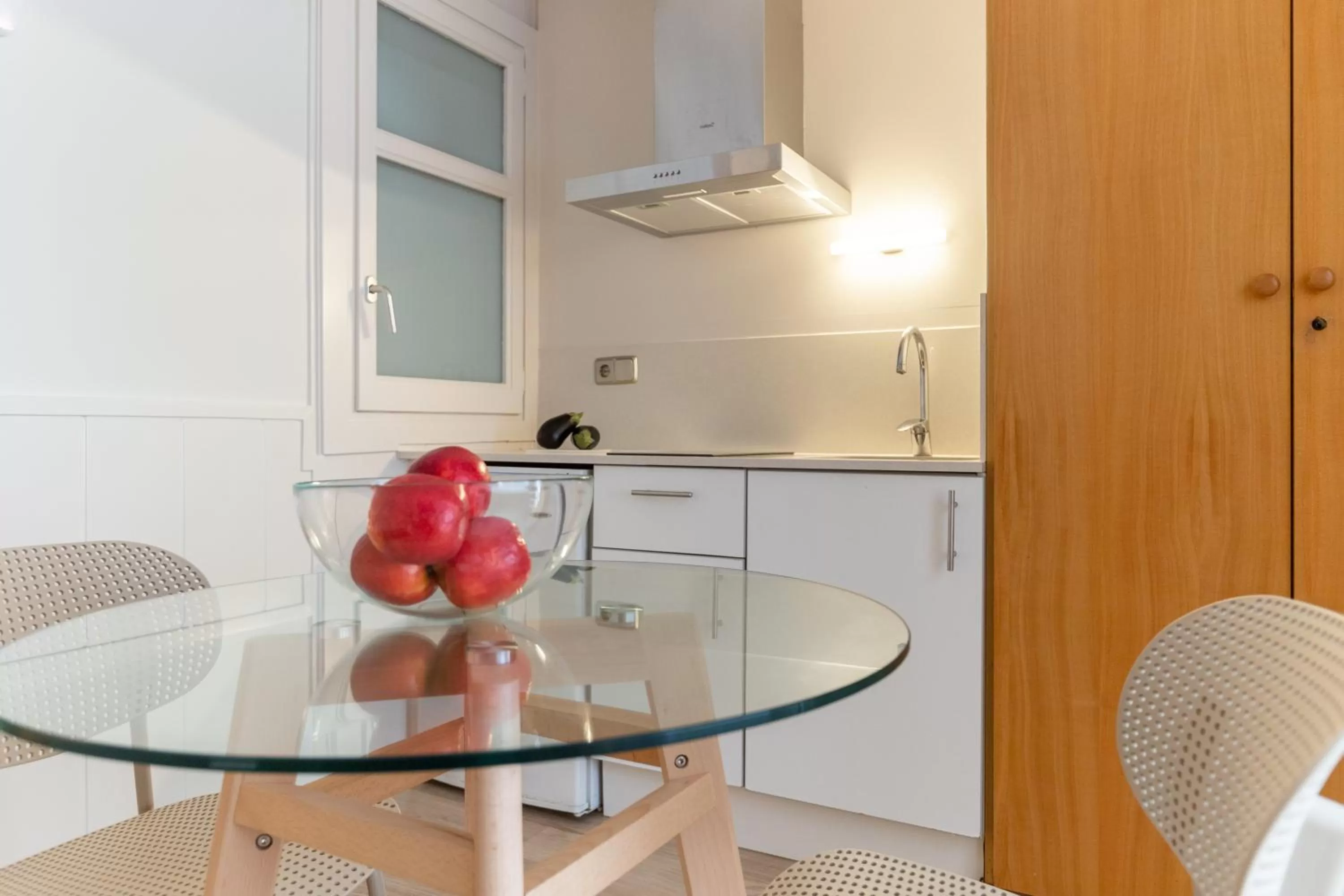 Dining area in Atica Apartments - by Weflating