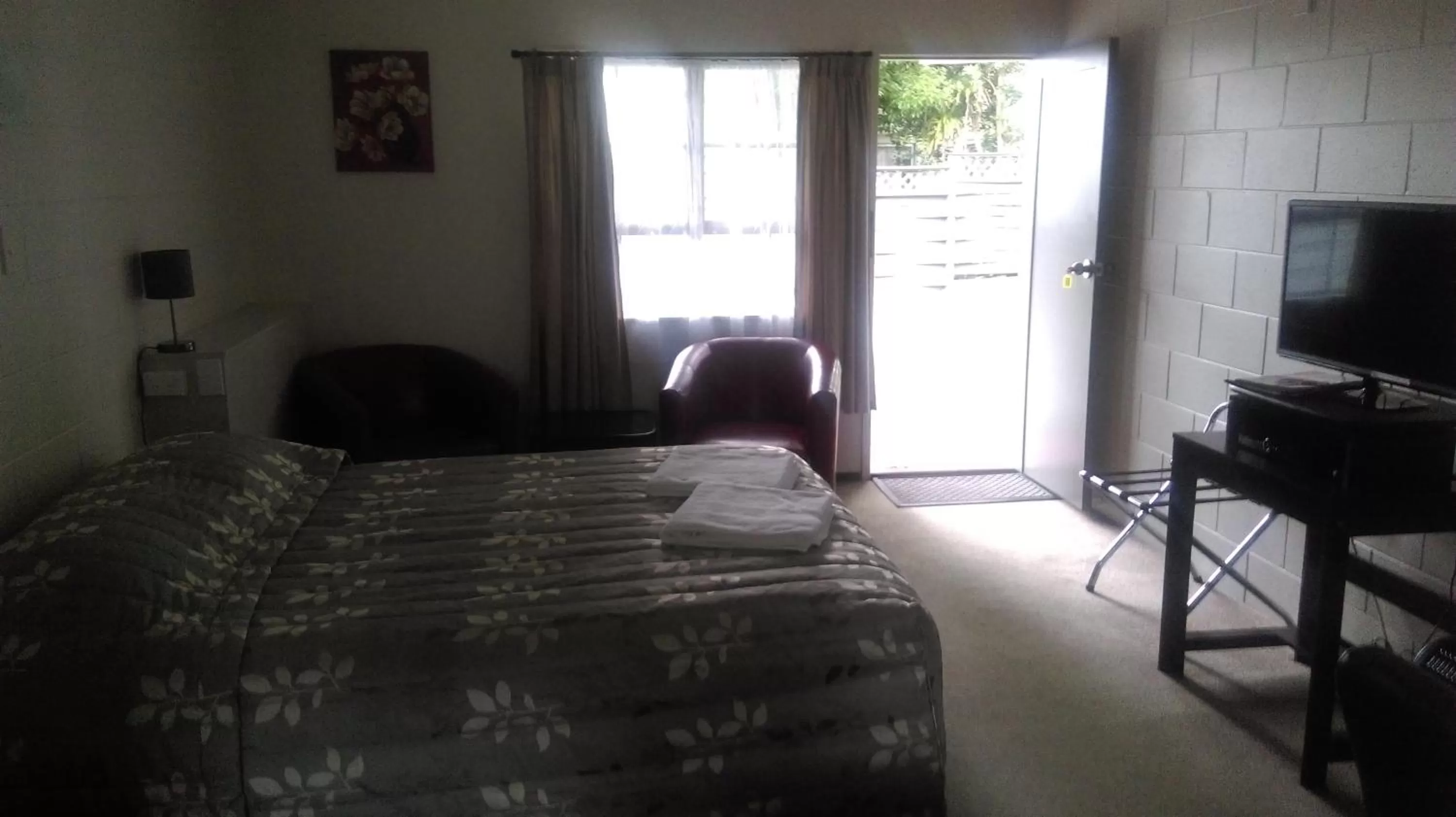 Bed in Stonehaven Motel