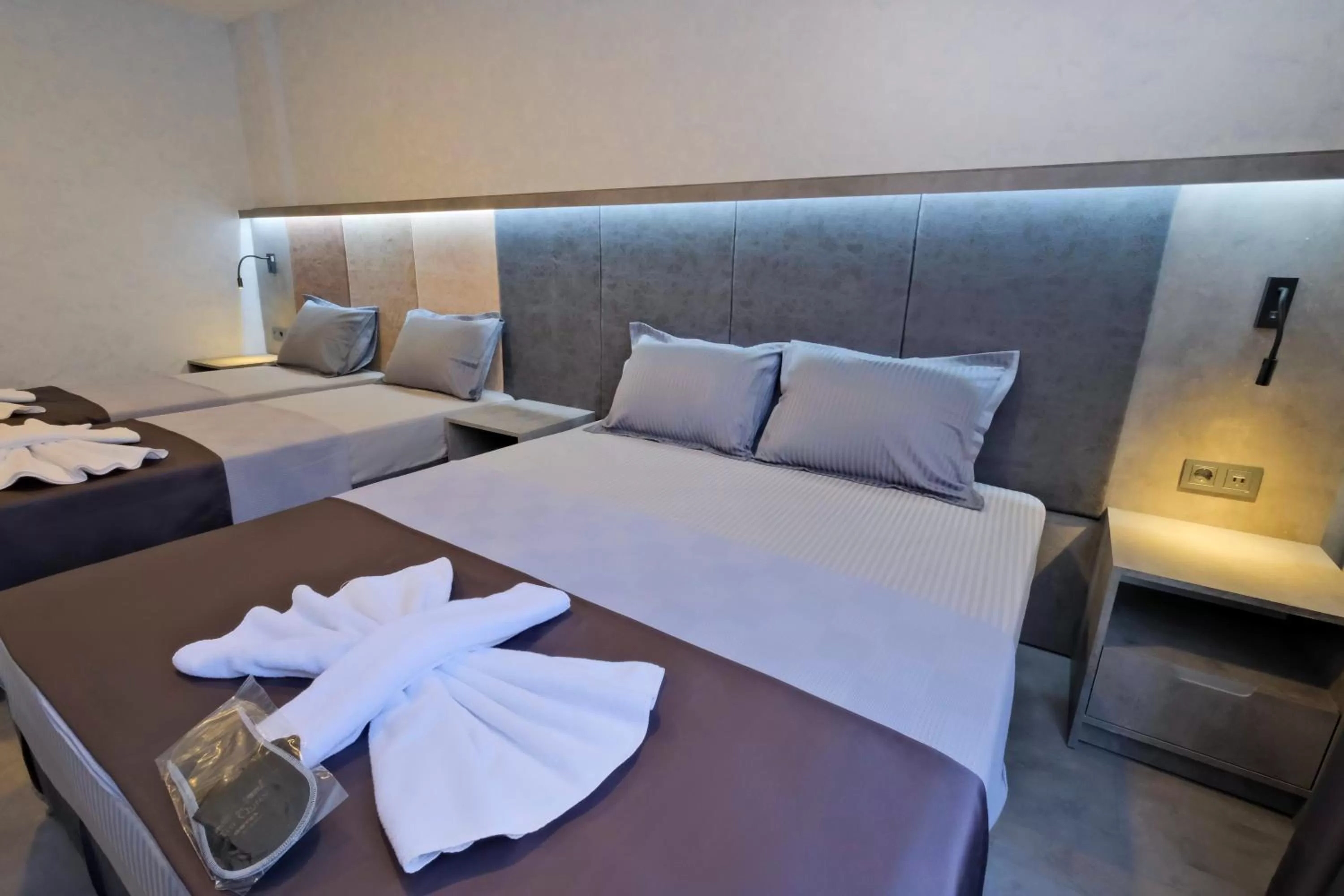 Photo of the whole room, Bed in The Queen Hotel