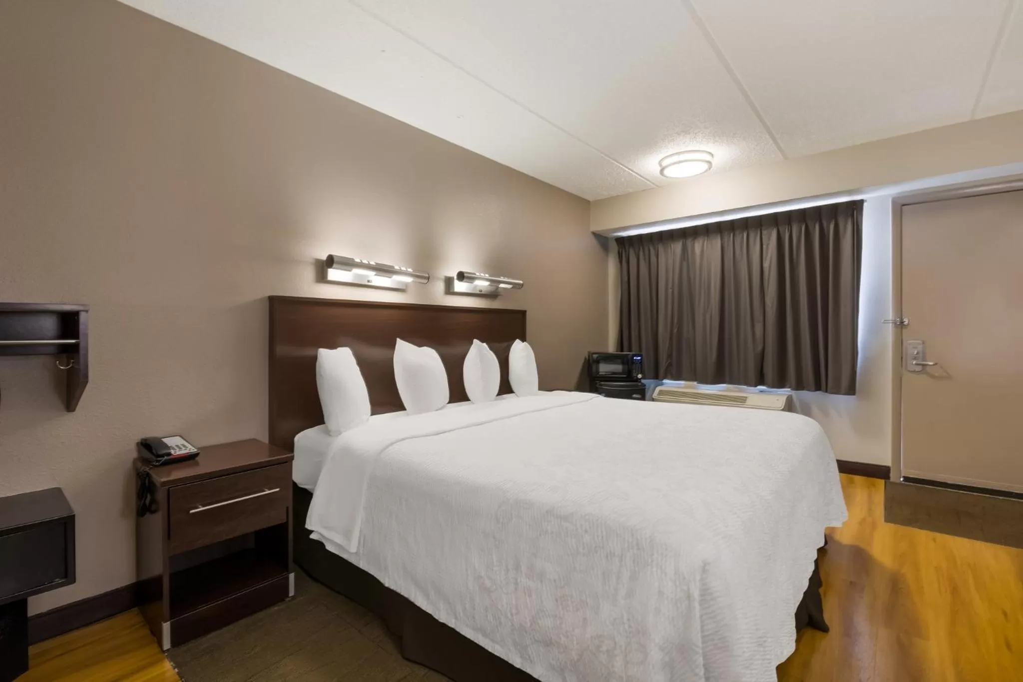 Photo of the whole room, Bed in Red Roof Inn PLUS+ Nashville Airport