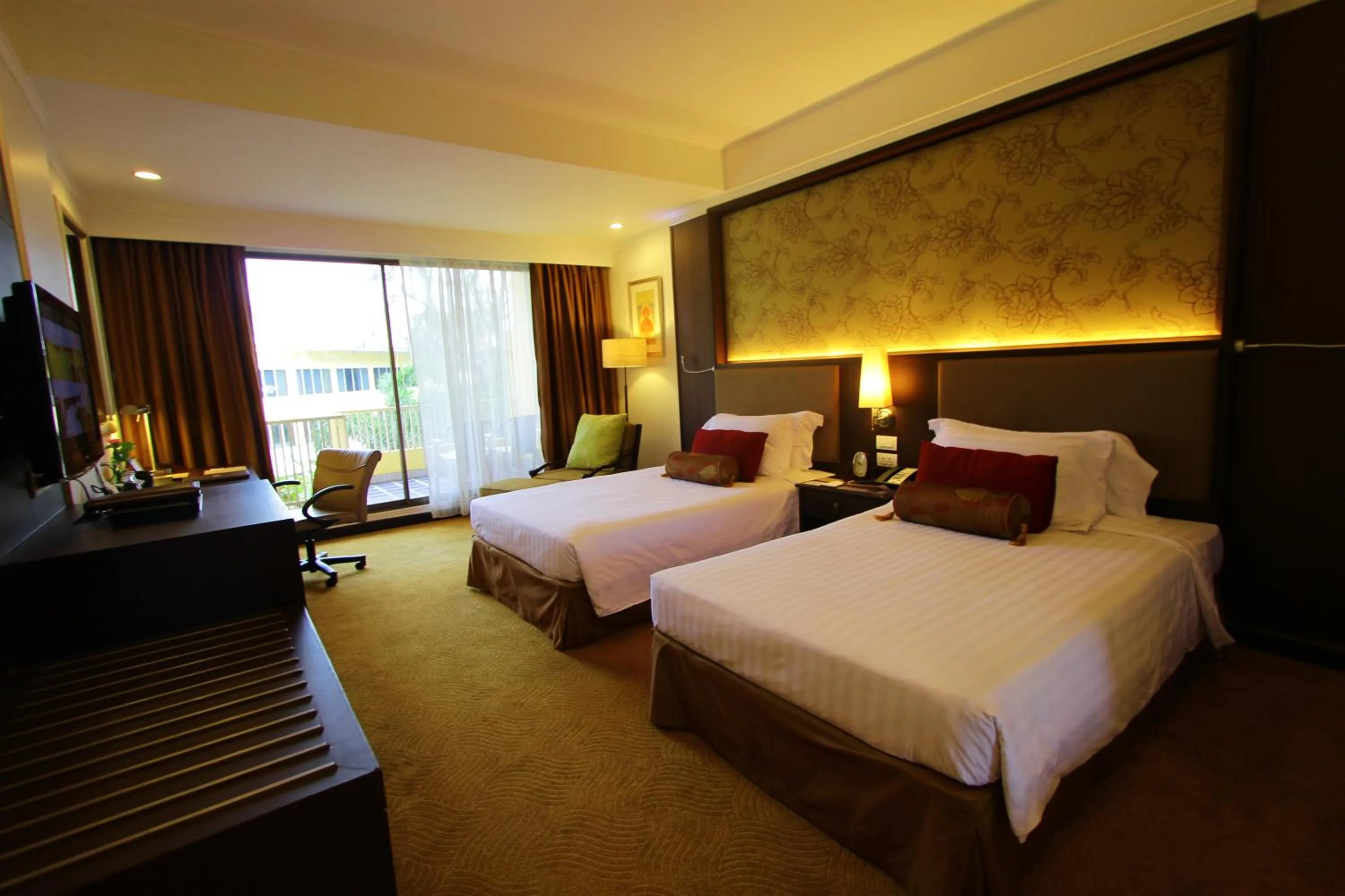 Photo of the whole room, Bed in Dusit Thani Pattaya