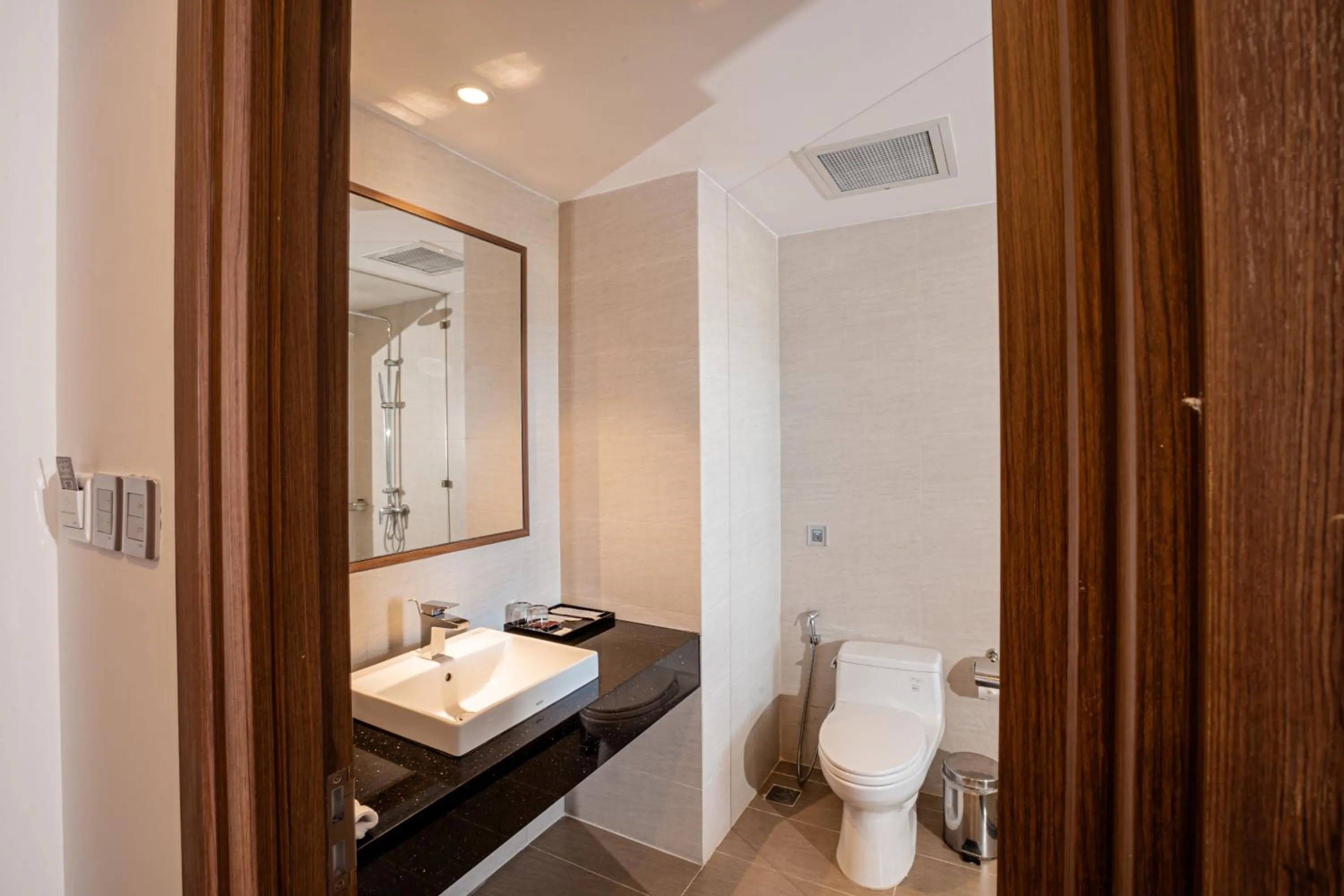 Shower in LeMore Hotel Nha Trang