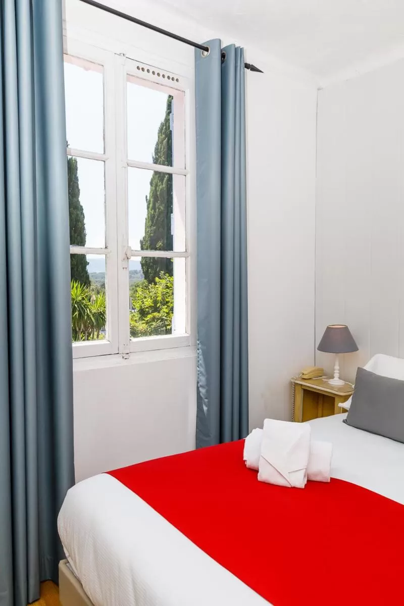 Bed in Hôtel Les Liserons de Mougins