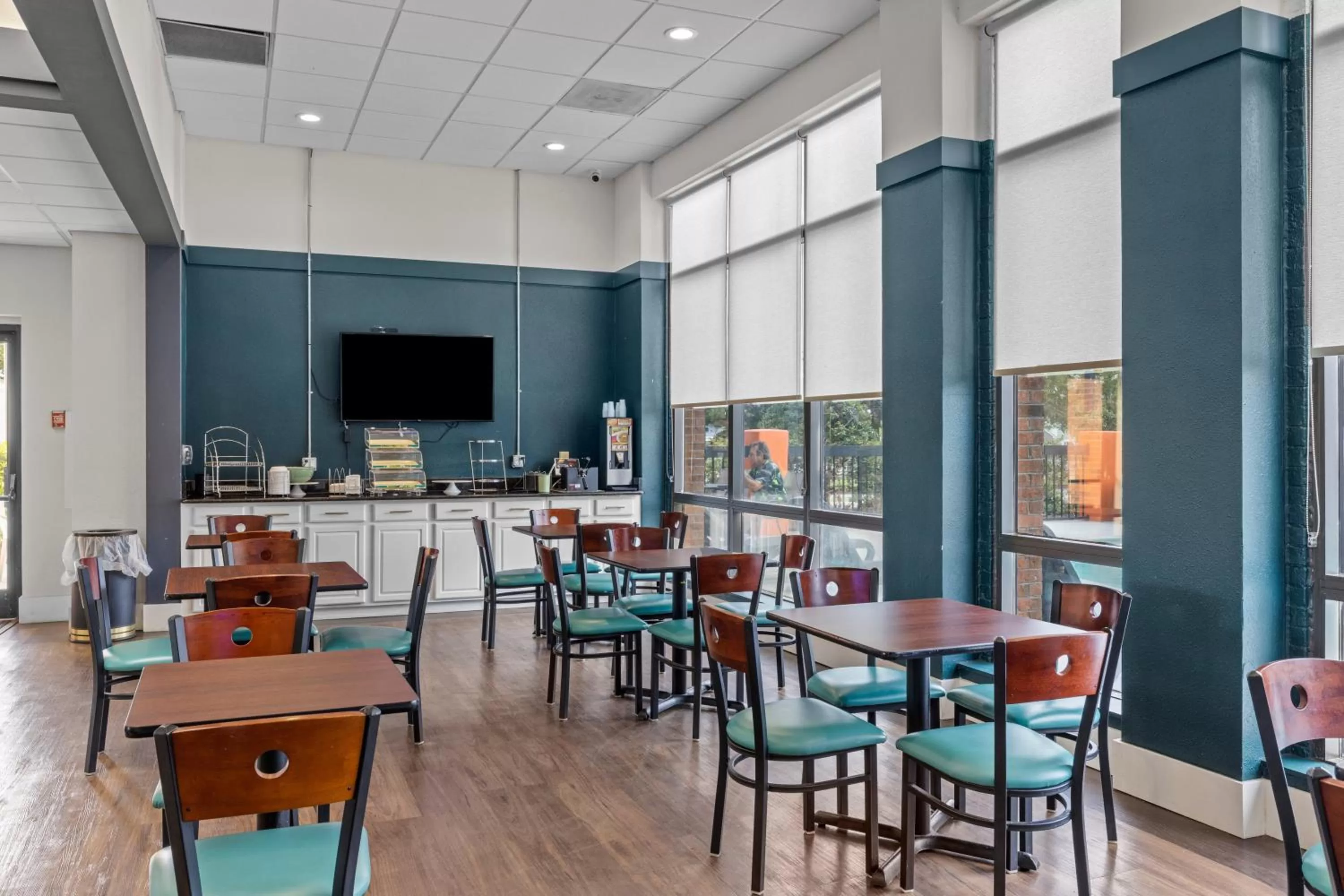 Breakfast in Garnet Inn & Suites, Morehead City near Atlantic Beach