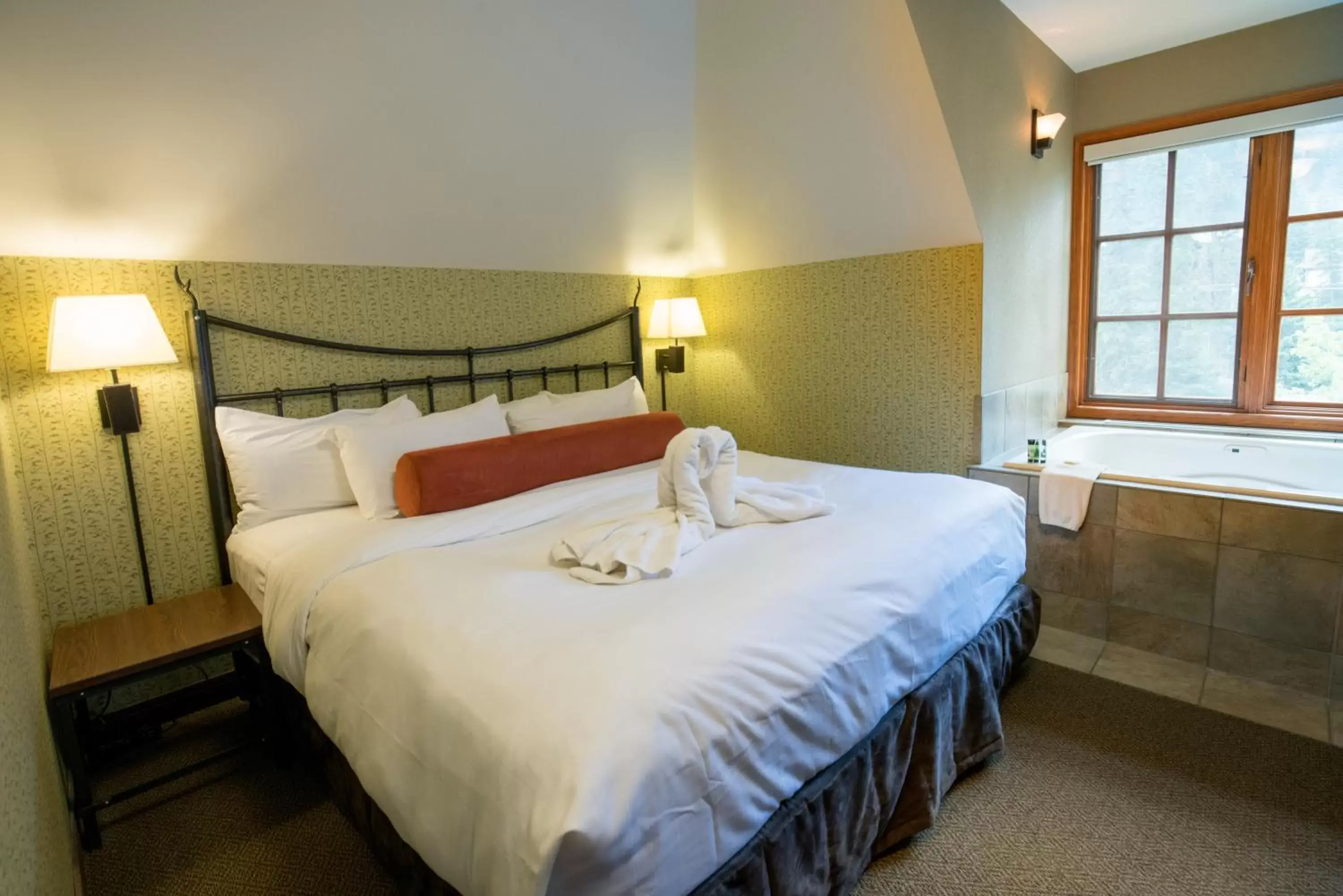 Corner Suite with Spa Bath in Banff Caribou Lodge and Spa Corner Suite with Spa Bath in Banff Caribou Lodge and Spa