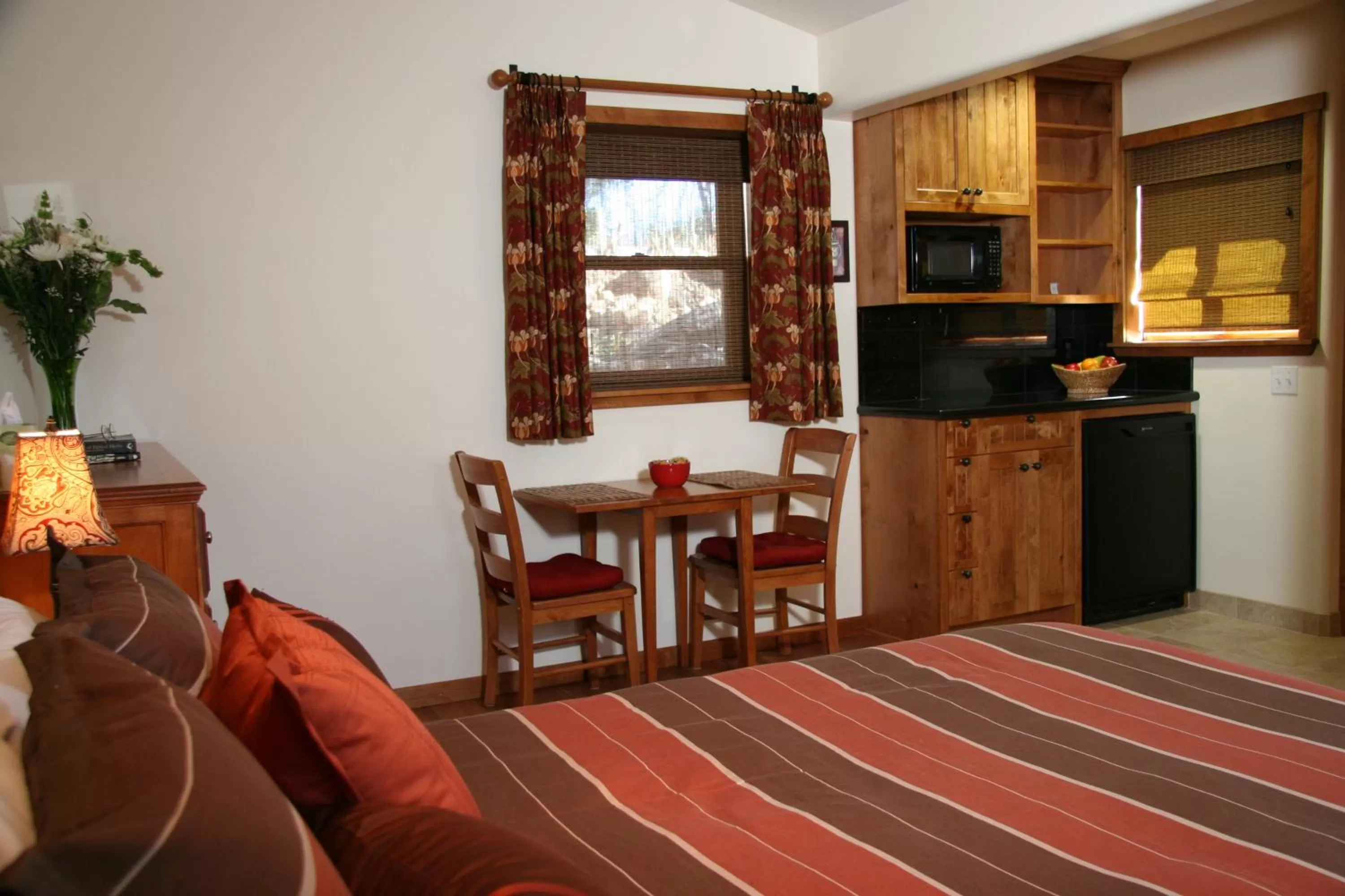 Bedroom, Kitchen/Kitchenette in Ojai Retreat & Inn
