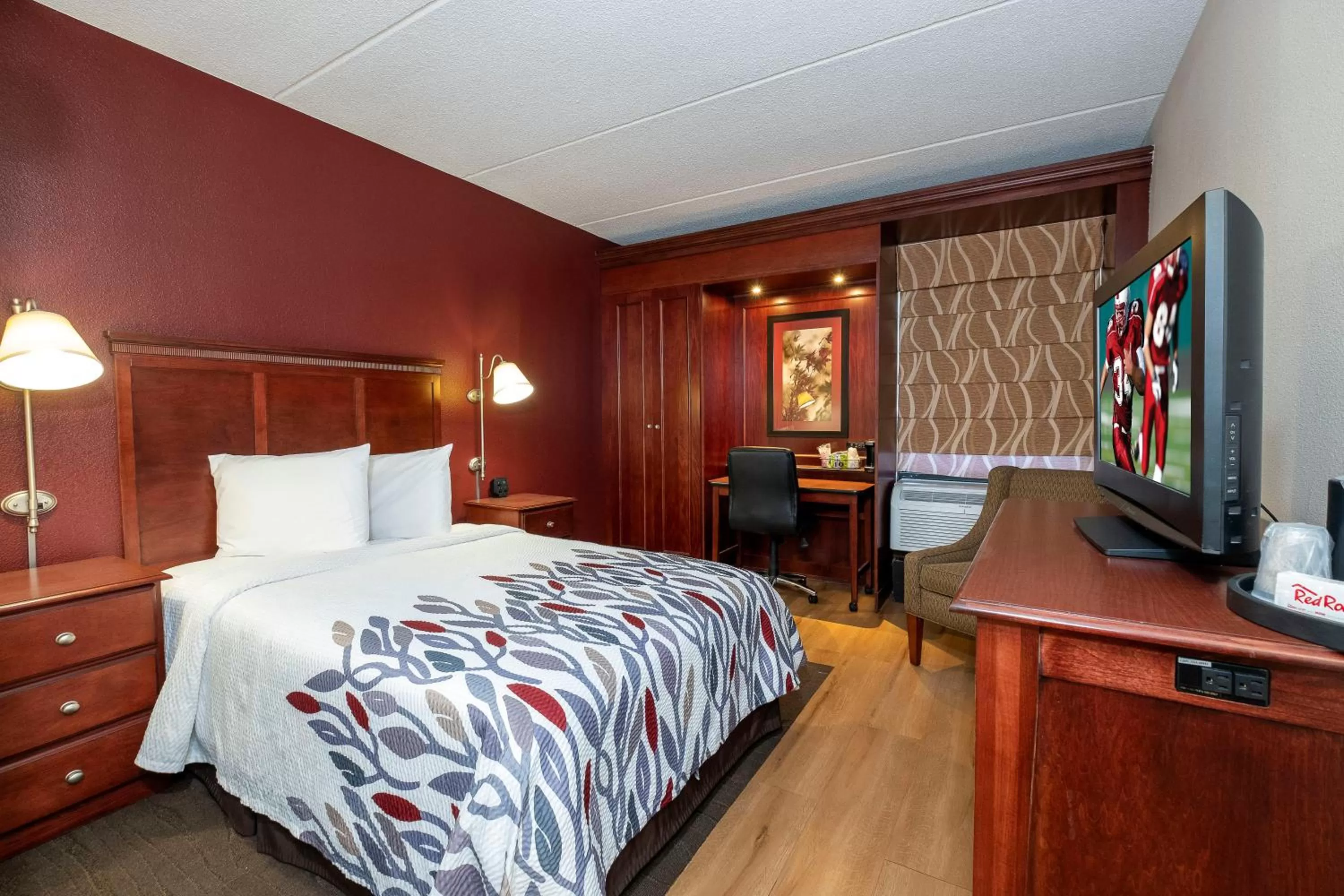 Photo of the whole room, Bed in Red Roof Inn Meriden