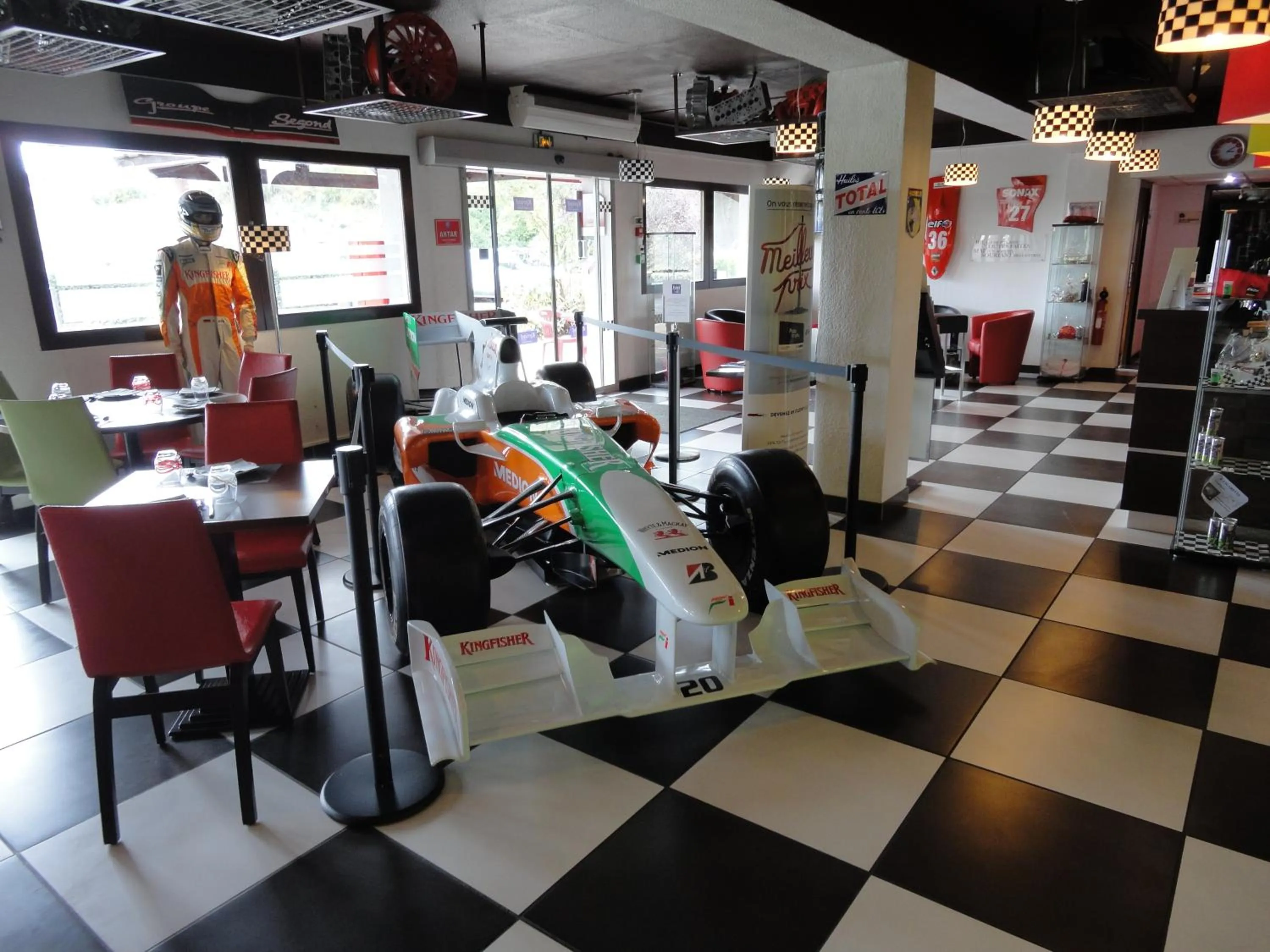 Restaurant/places to eat in Enzo Hotels Vierzon by Kyriad Direct