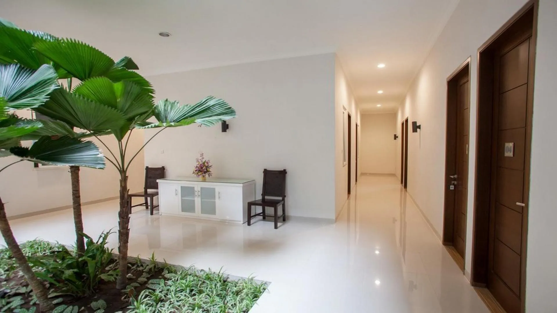 Lobby or reception in RedDoorz Syariah near Universitas Negeri Malang