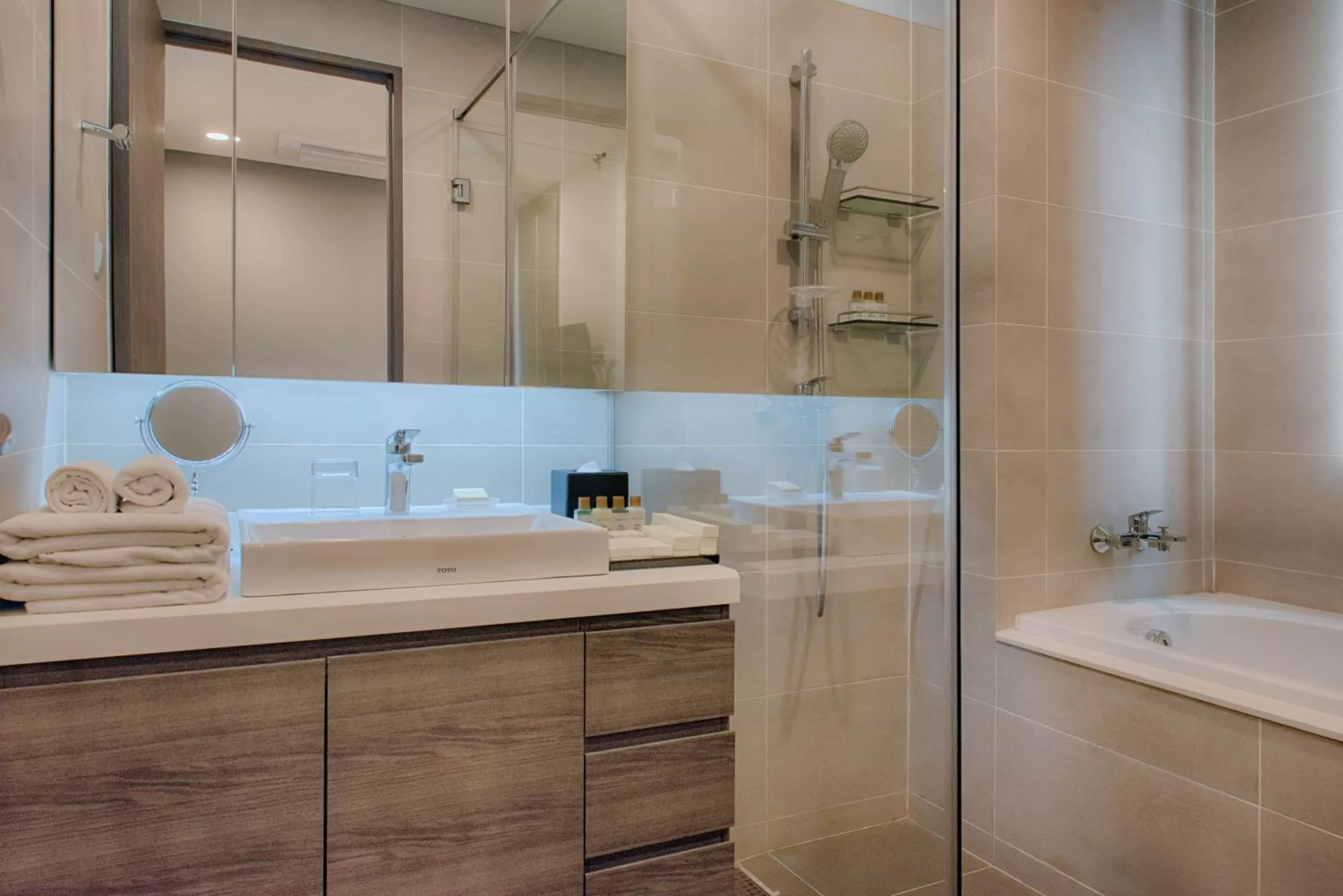 Bath in GRANFERTE Phnom Penh Hotel