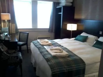 Shower, Bed in The Golden Acorn Wetherspoon