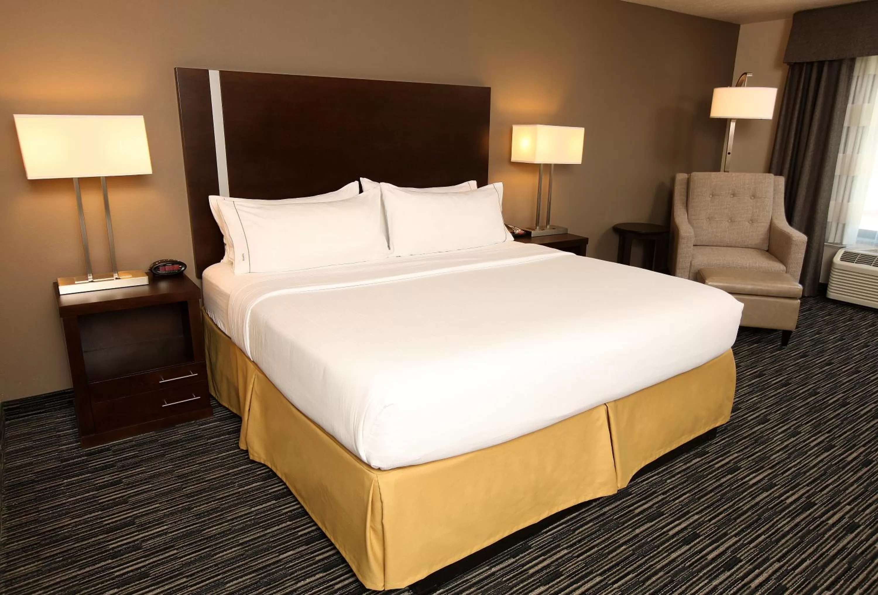 King Suite - Disability Access with Bath Tub/Non-Smoking in Holiday Inn Express & Suites Omaha South Ralston Arena, an IHG Hotel