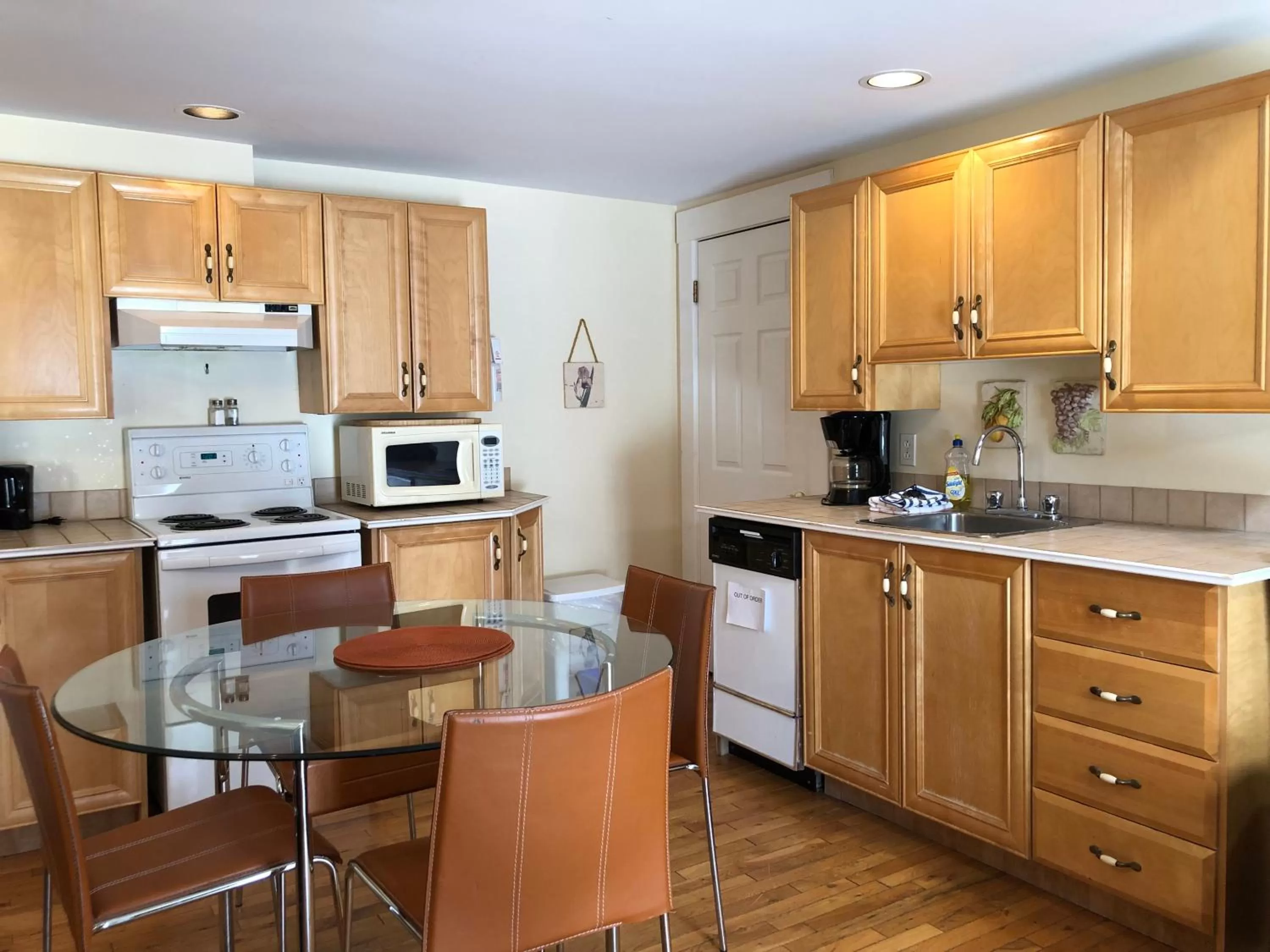 Dining area in Leaside Manor