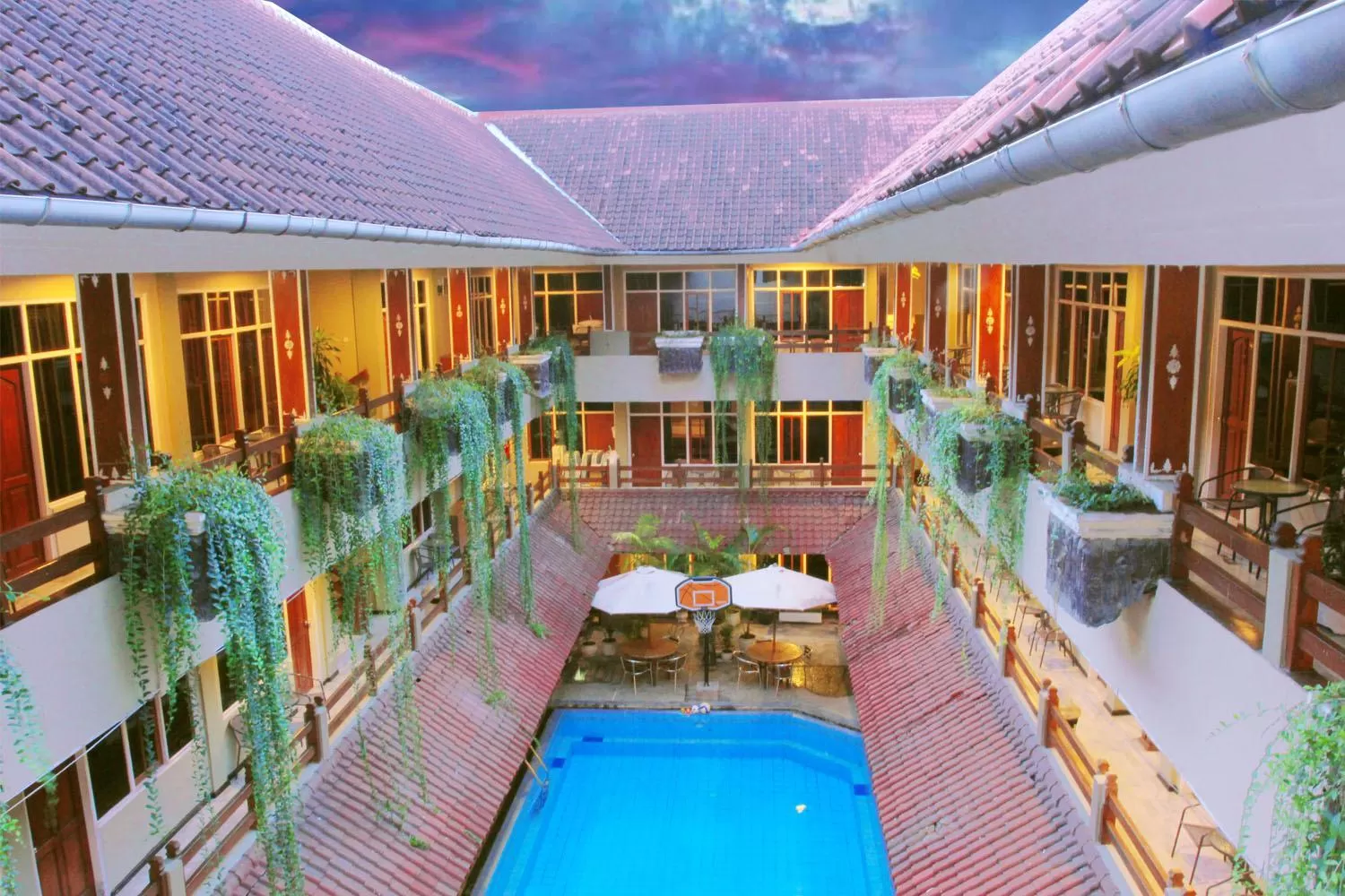 Swimming pool in Hotel Karthi Kuta