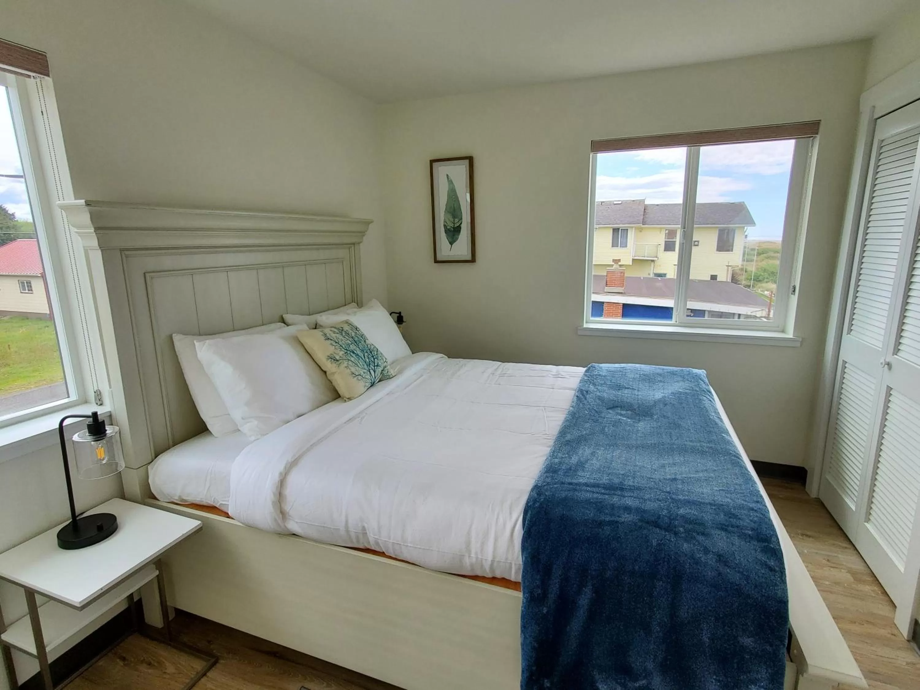 Bed in Moonstone Beach Motel