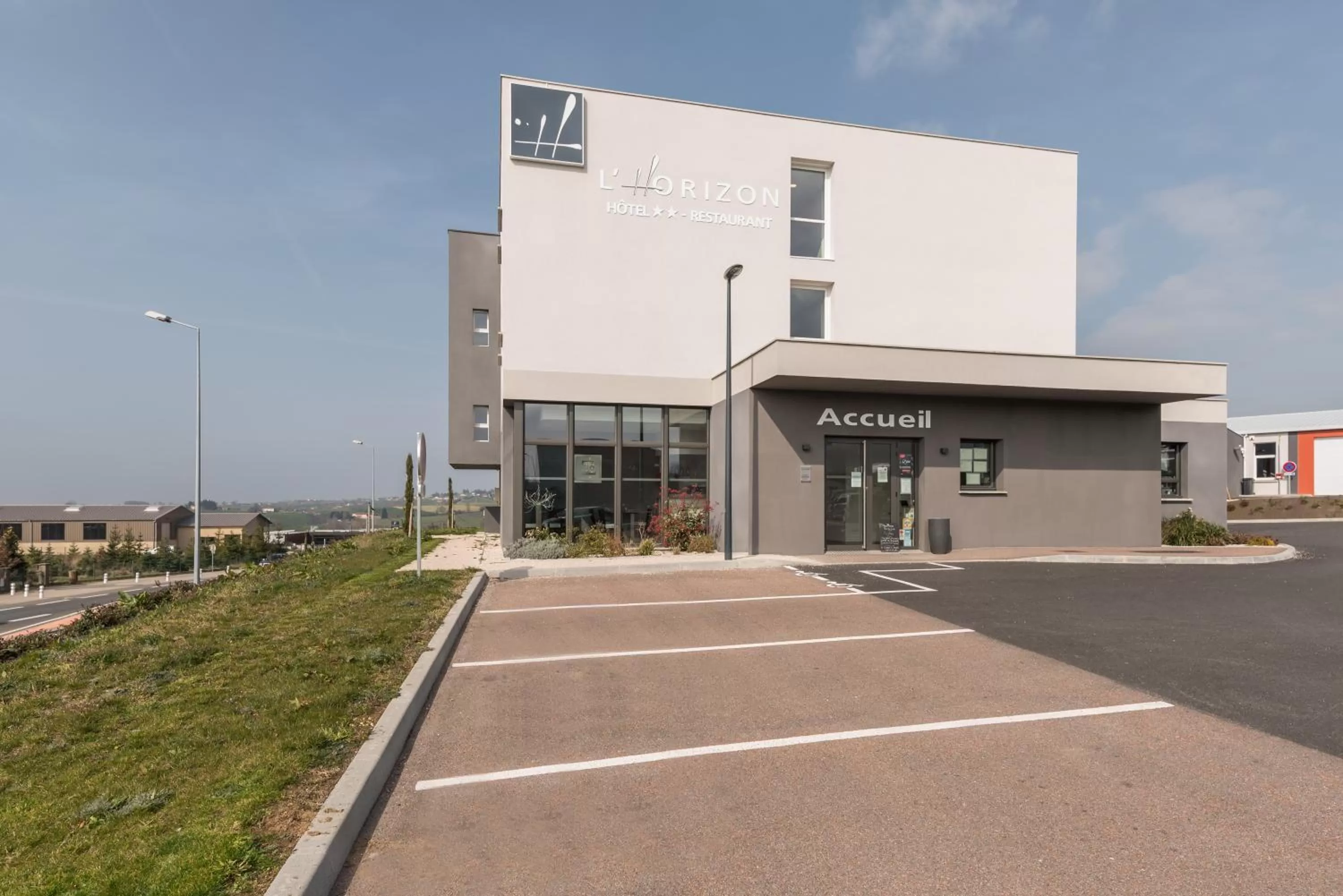 Property building in Hôtel L'Horizon - Restaurant La Fougassette