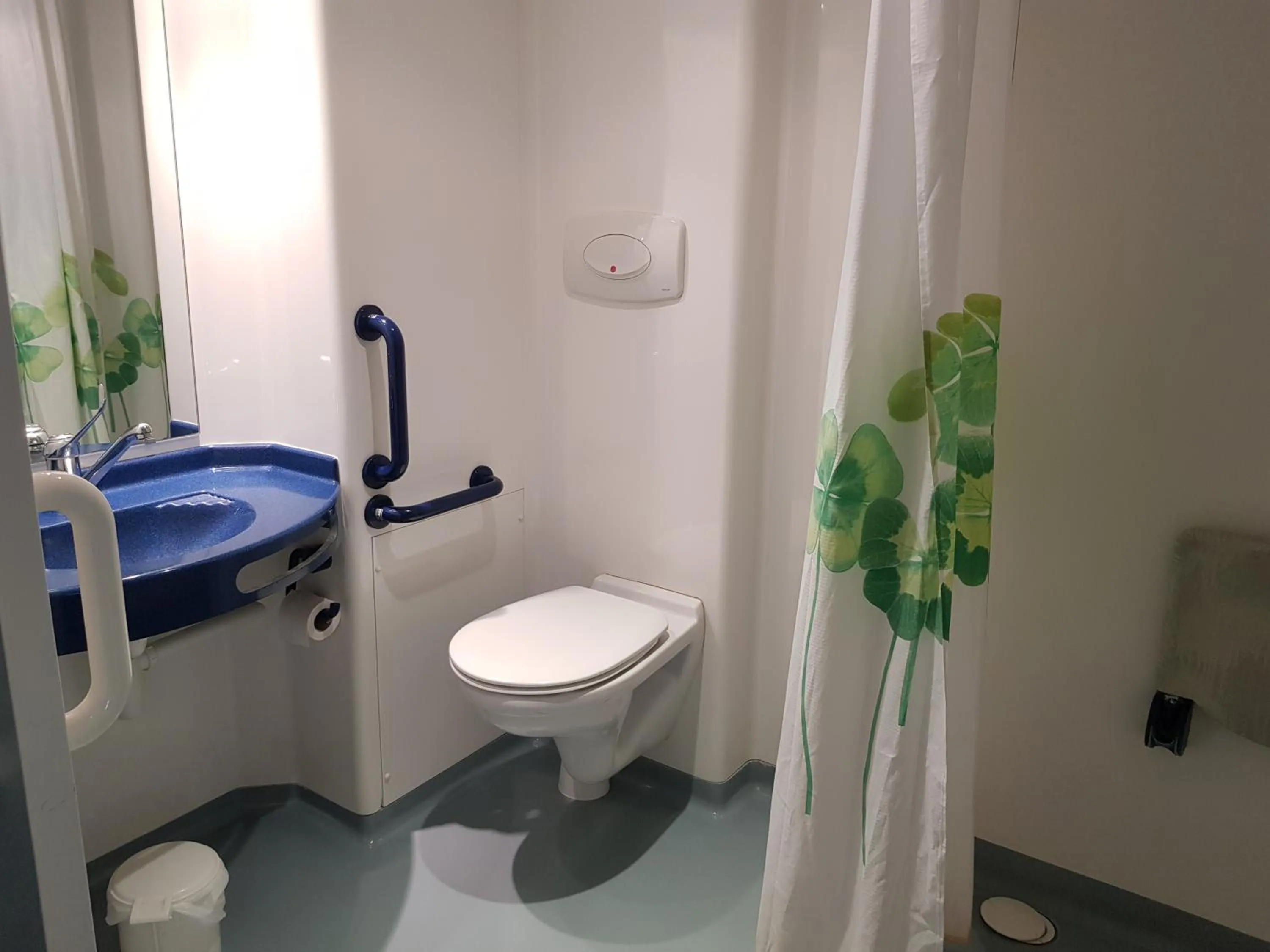 Toilet in ETHIC ETAPES DIJON Accueil 24h24 et parking gratuit