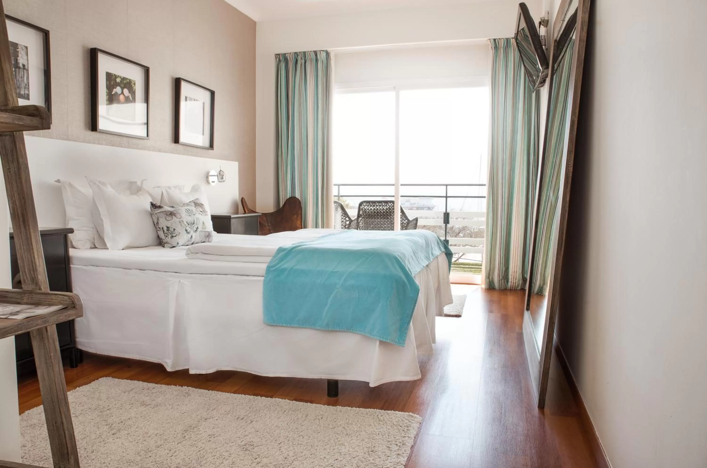 Balcony/Terrace, Bed in Hotel Feliz