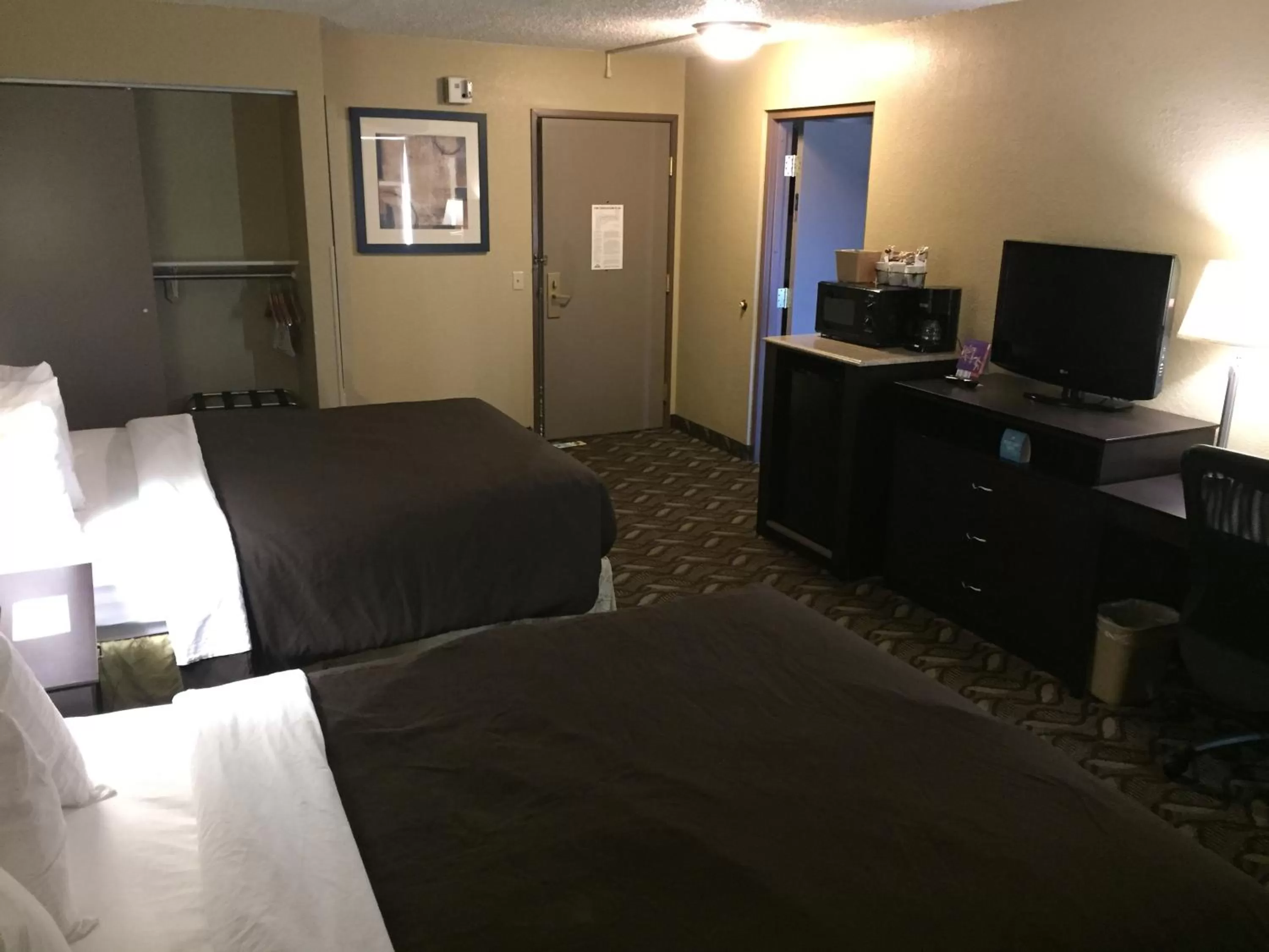 Bedroom in Days Inn by Wyndham Bismarck