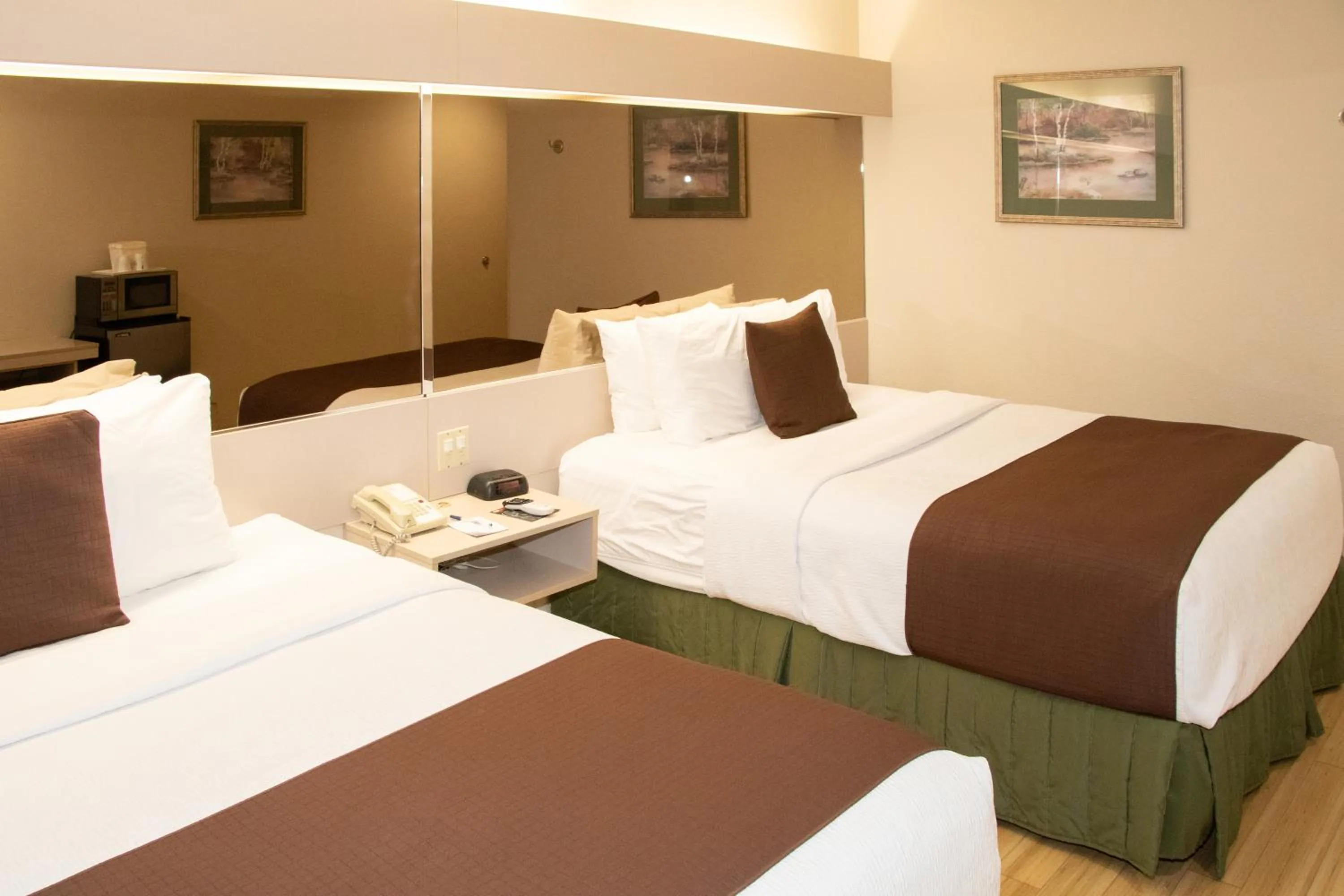 Bed in Microtel Inn & Suites Lodi