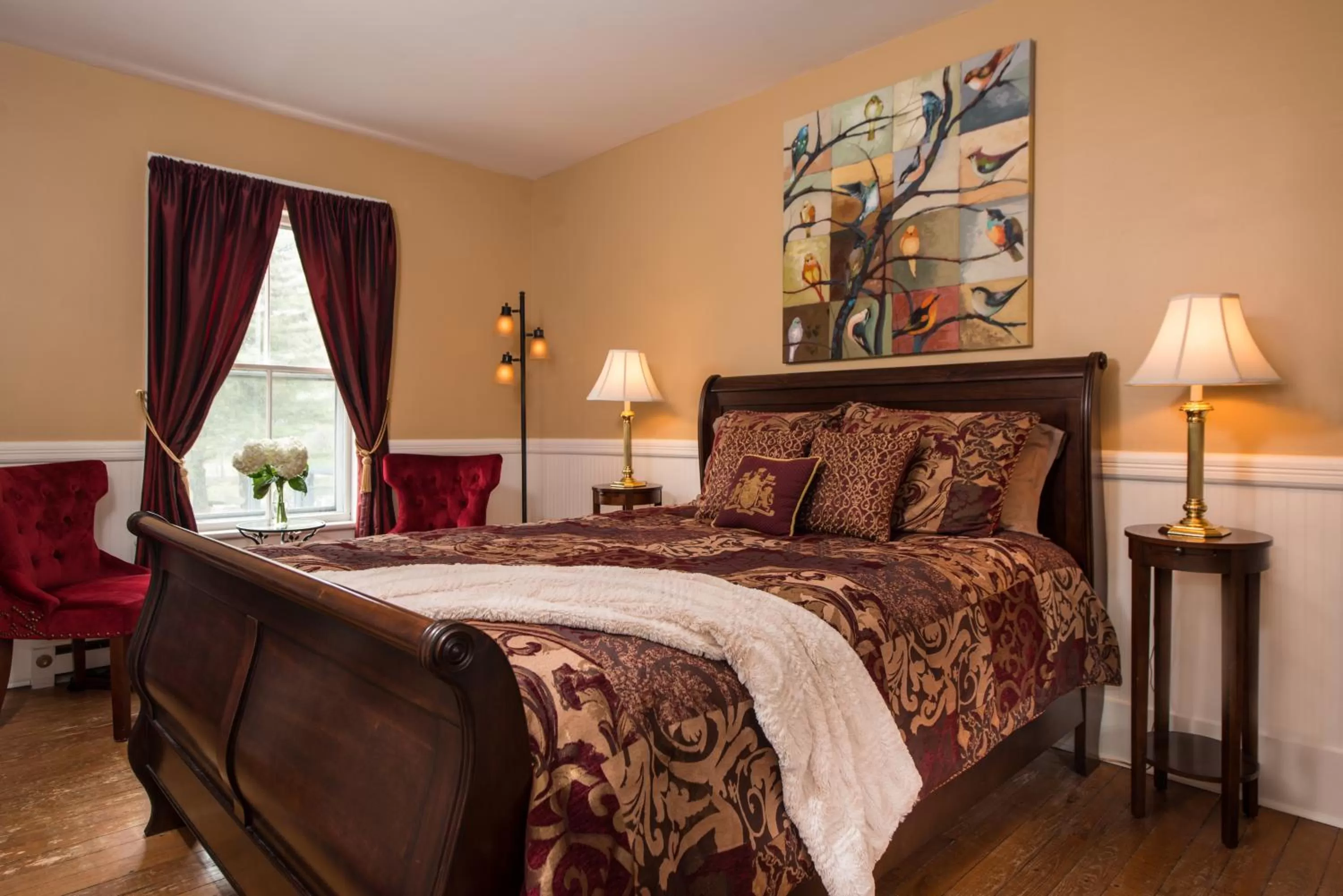 Bed in The Lincoln Inn & Restaurant At The Covered Bridge