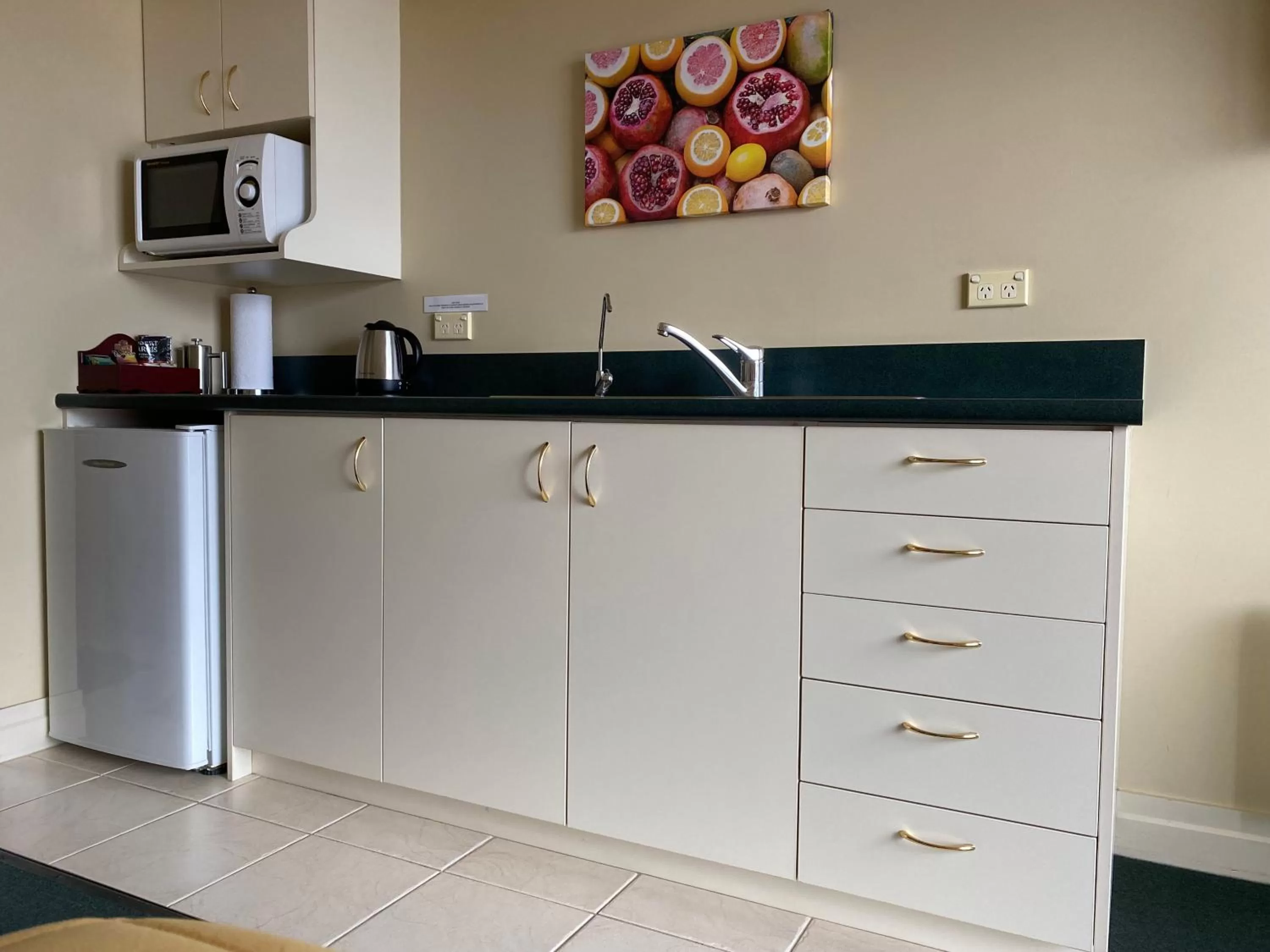 Kitchen or kitchenette in Motel On York