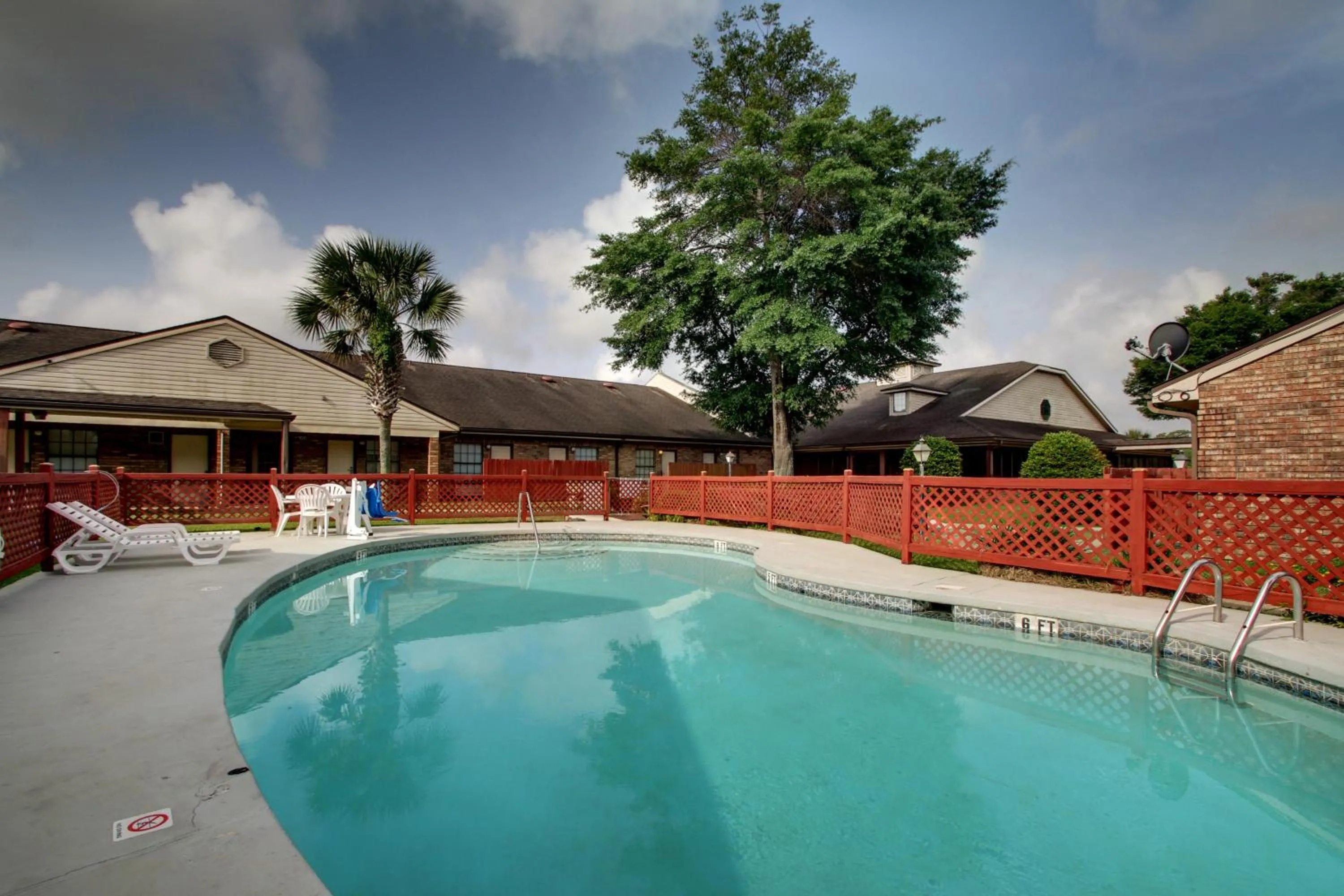 Swimming pool in HOTEL DEL SOL - Pensacola